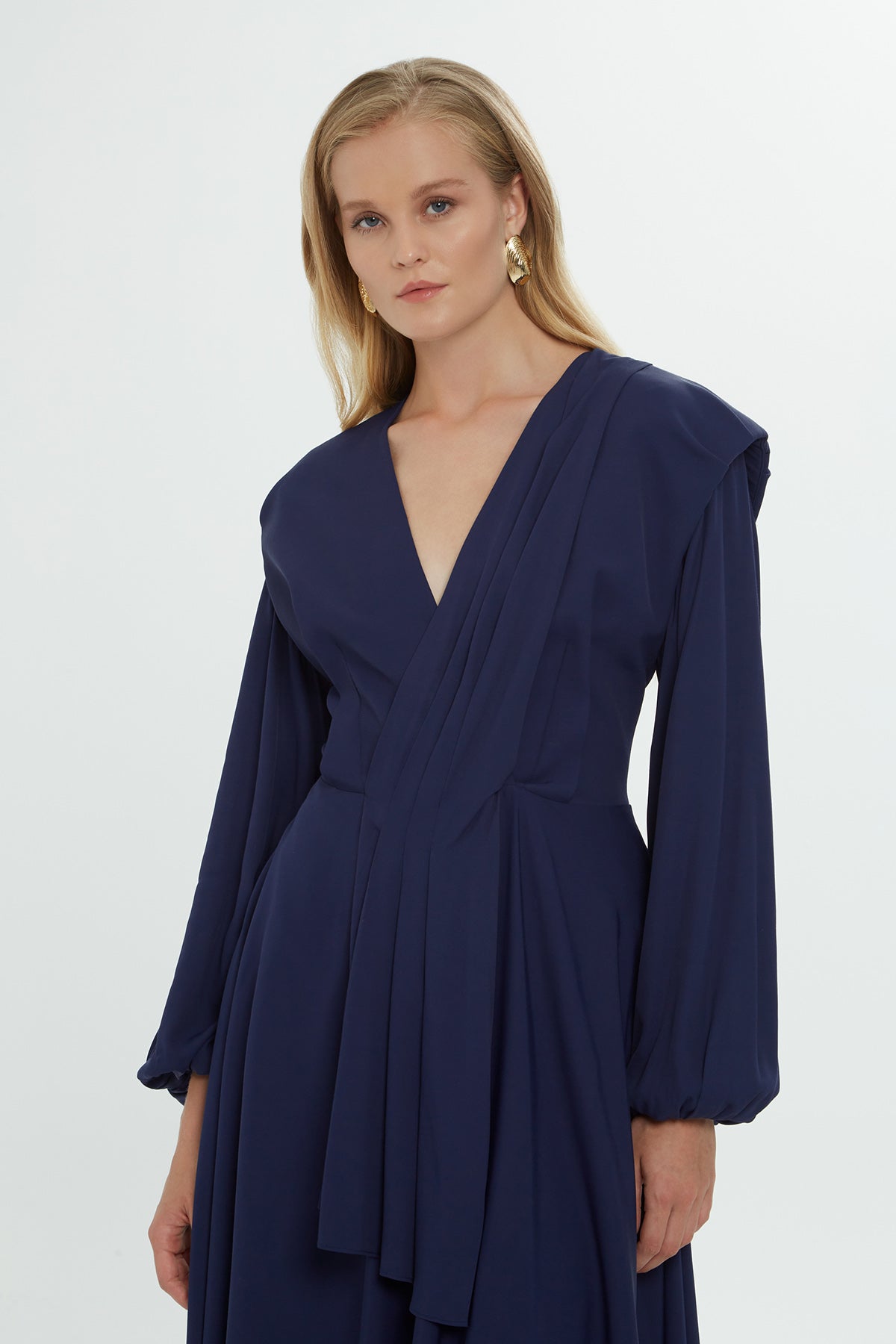 Drapeli Kol Detaylı Midi Elbise