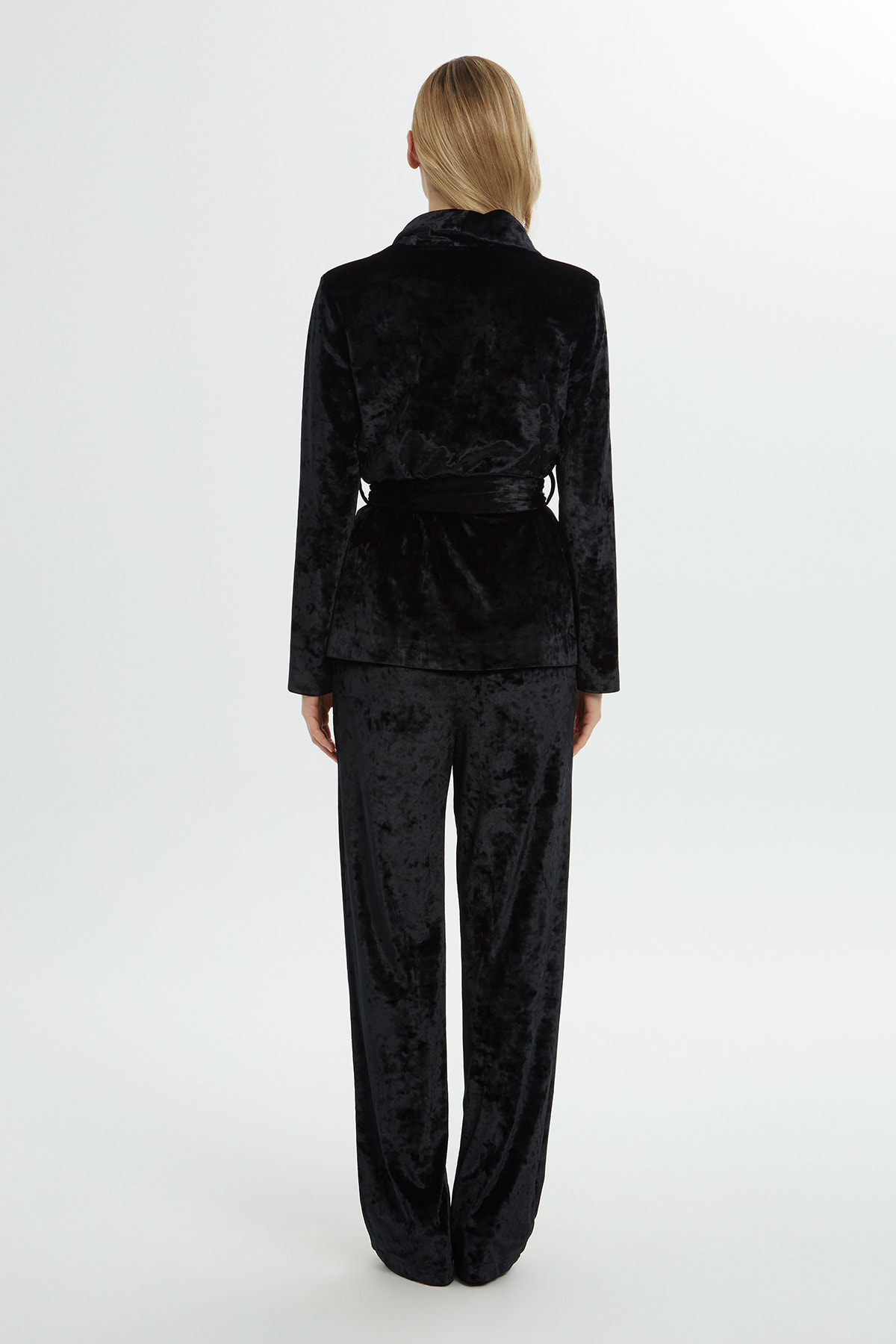 Ceketi Kuşaklı Rahat Kesim Pantolonlu Takım