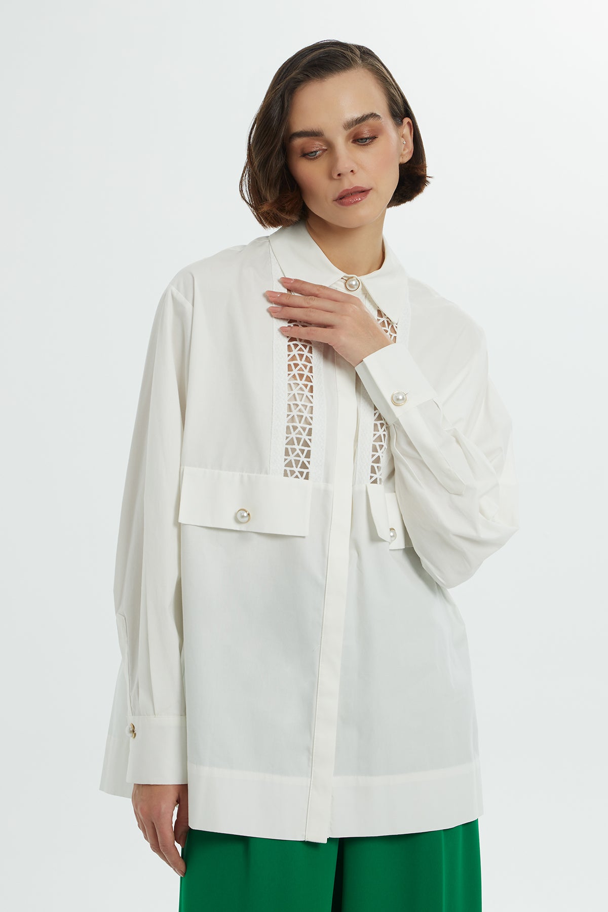 Şerit Dantel Detaylı İnci Düğmeli Gömlek