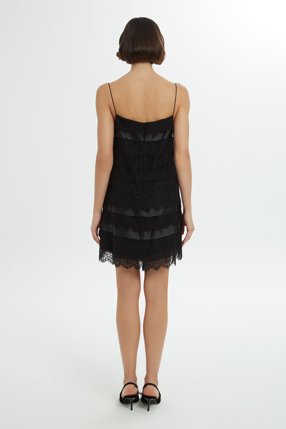 Dantel Detaylı Askılı Kısa Elbise