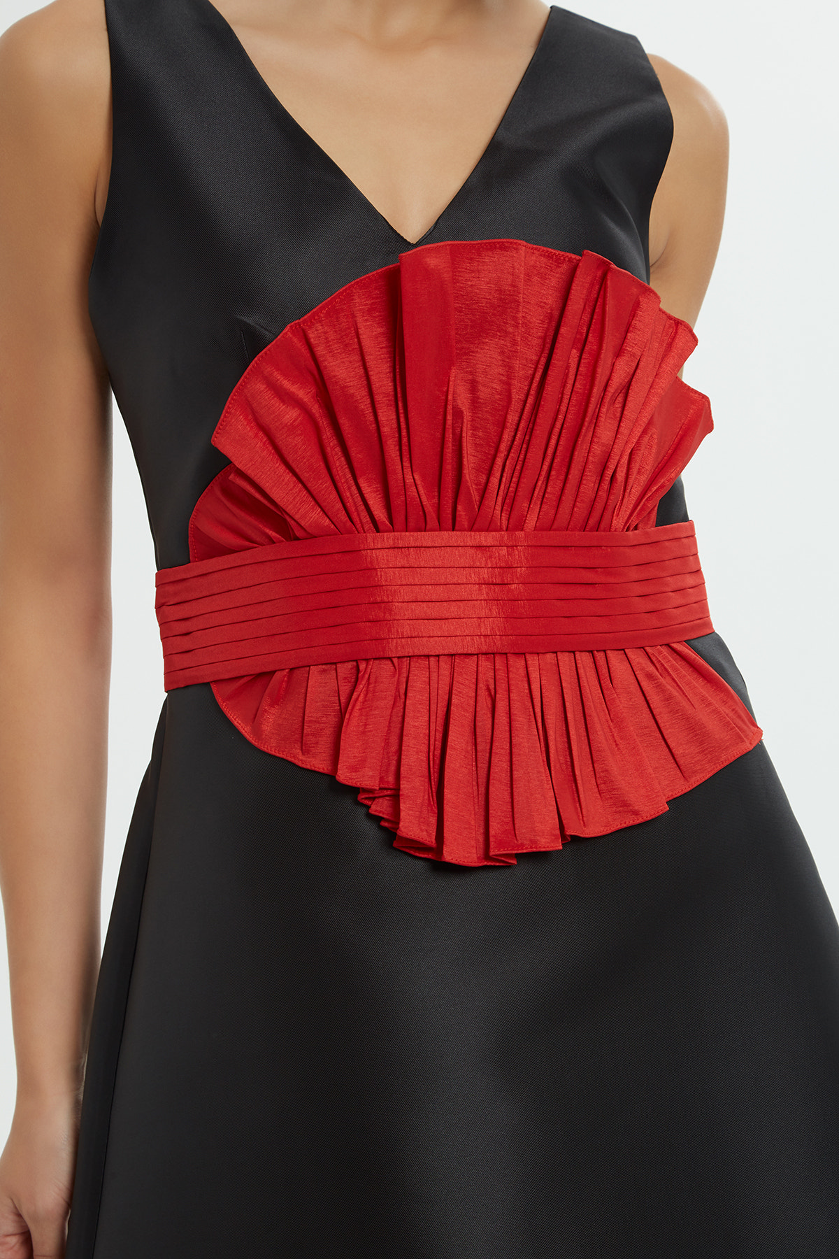 Pliseli Kemer Detaylı V Yaka Mini Elbise