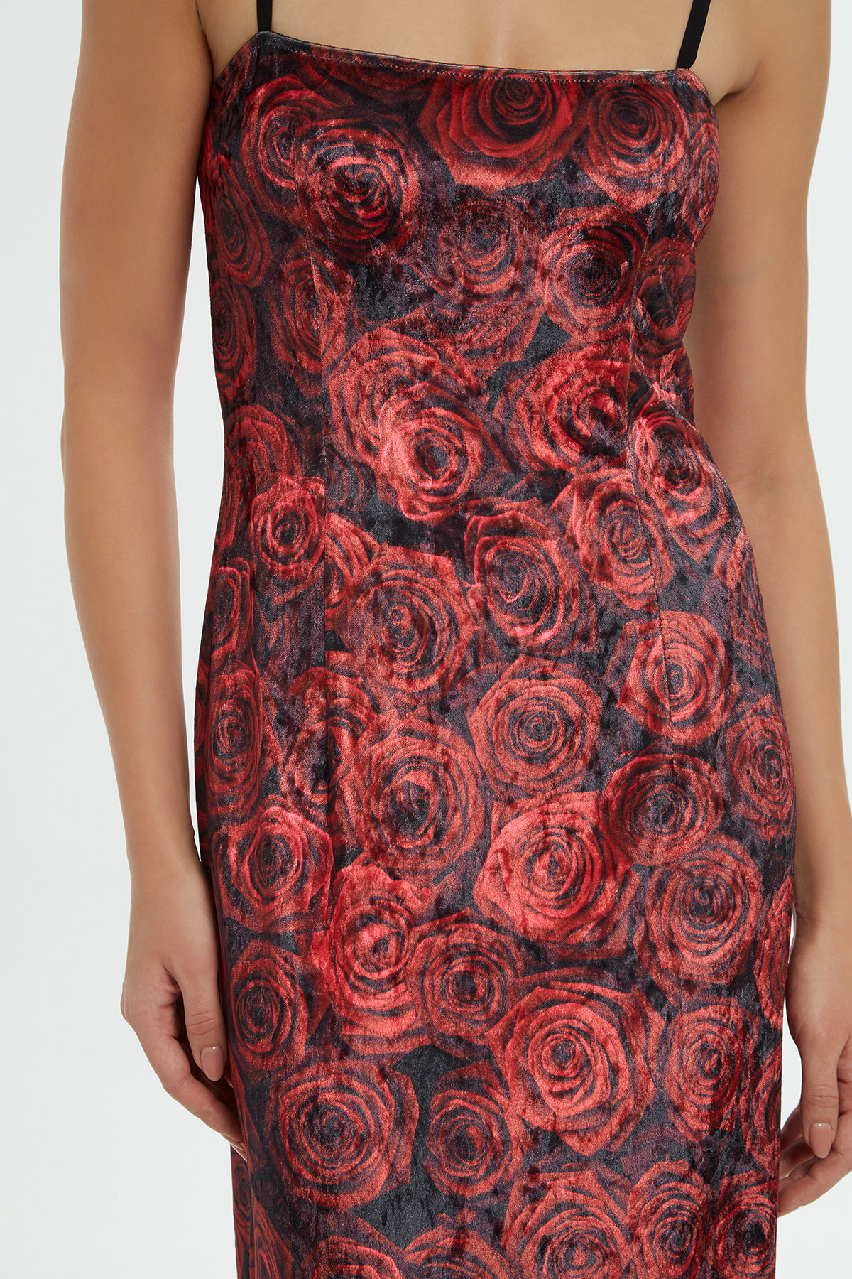 Askılı Yırtmaçlı Kadife Gül Desenli Maxi Elbise