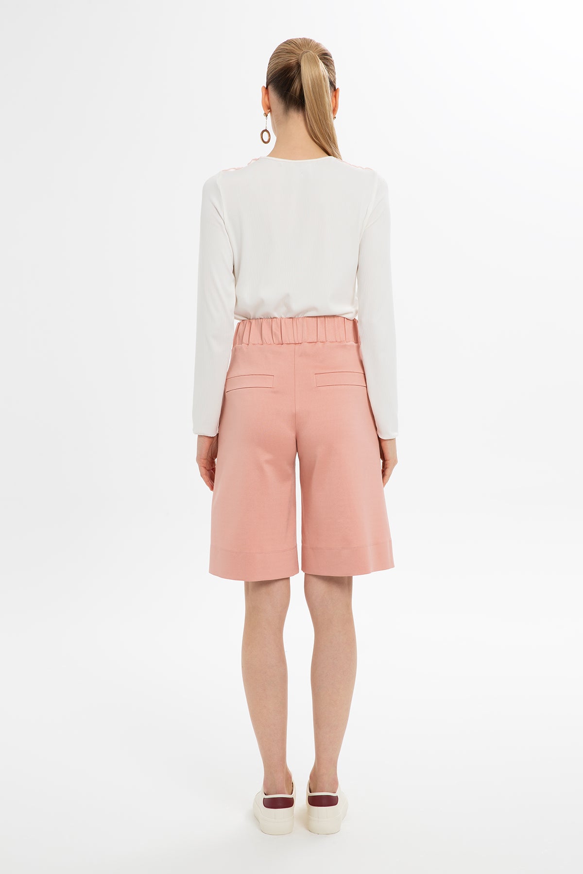 Önü Nakış Detaylı Şort