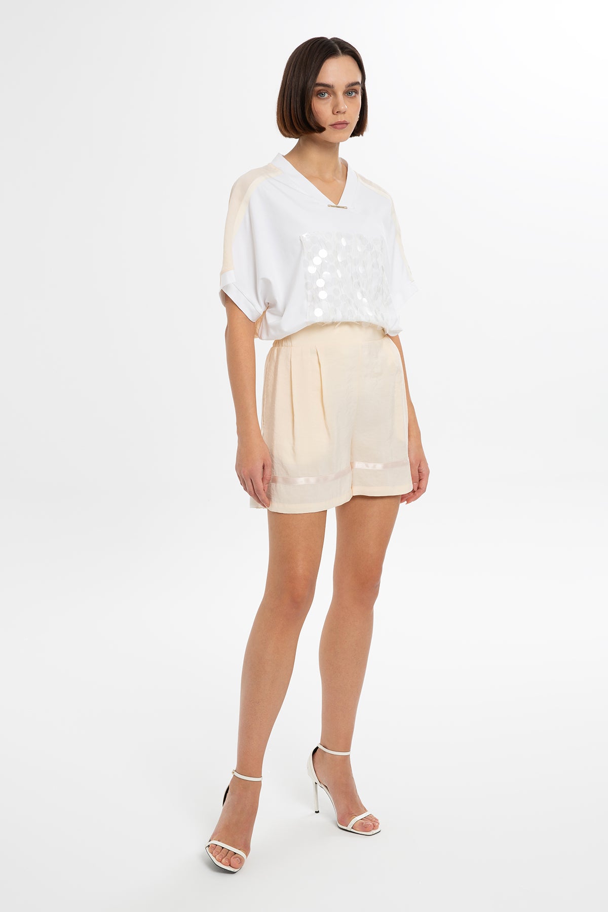 Saten Detaylı Nakışlı Şort