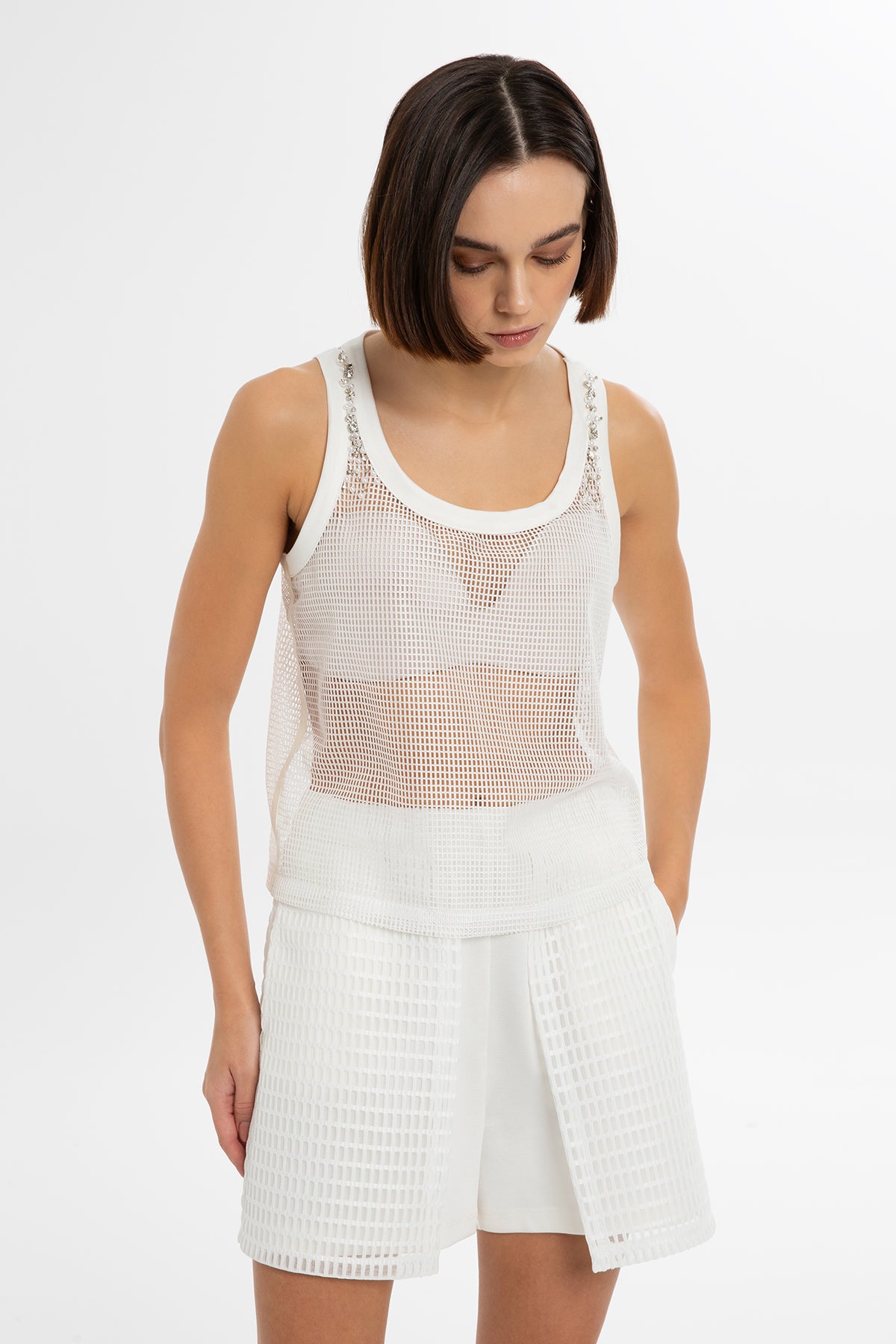 İşlemeli File Detaylı Askılı Bluz