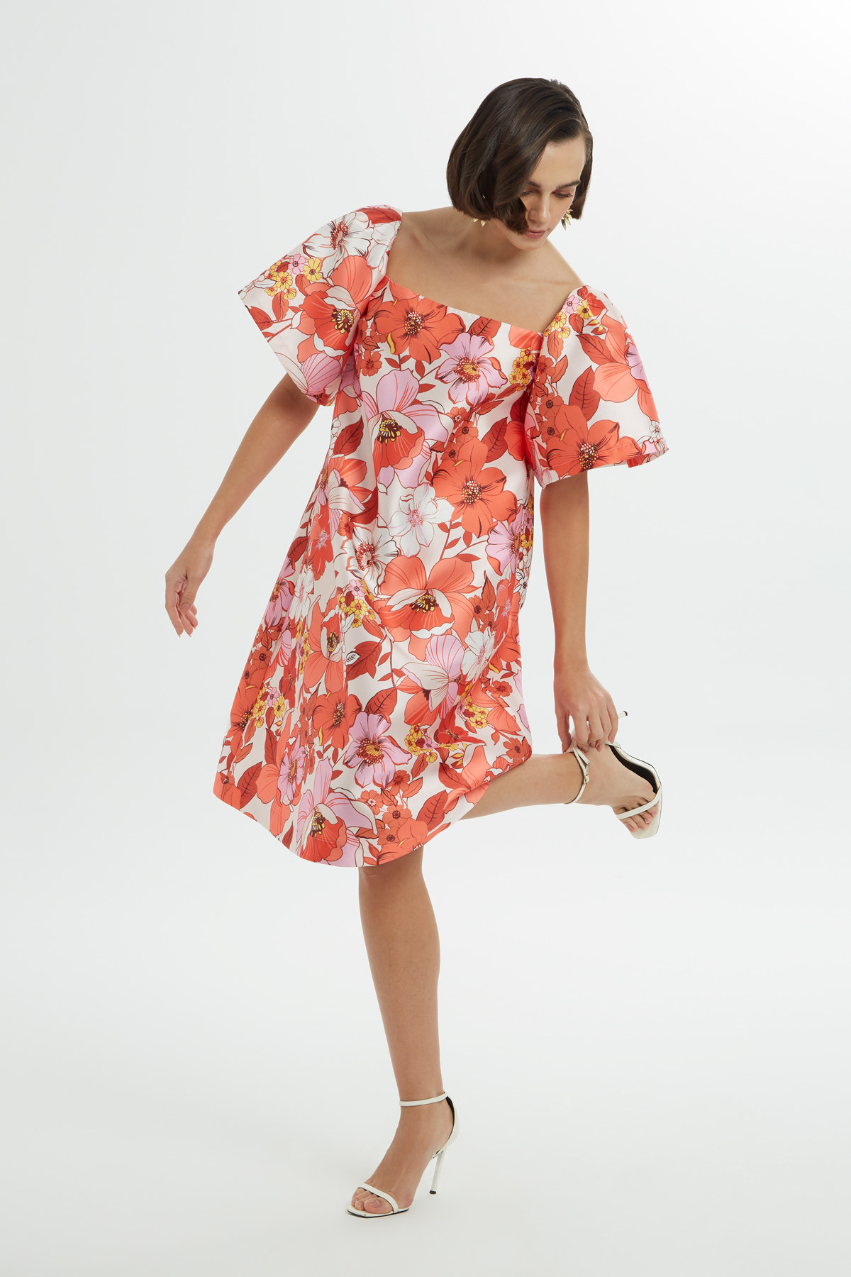 Omuzları Açık Desenli Renkli Midi Elbise