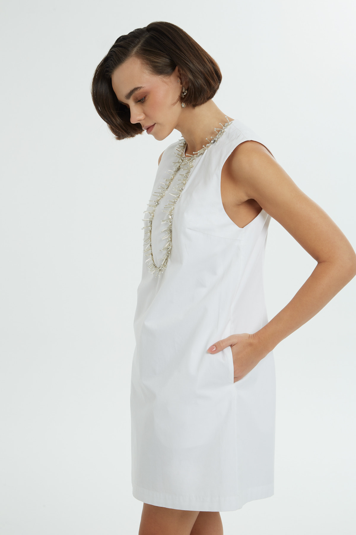 Ve Boncuk İşlemeli Kısa Elbise