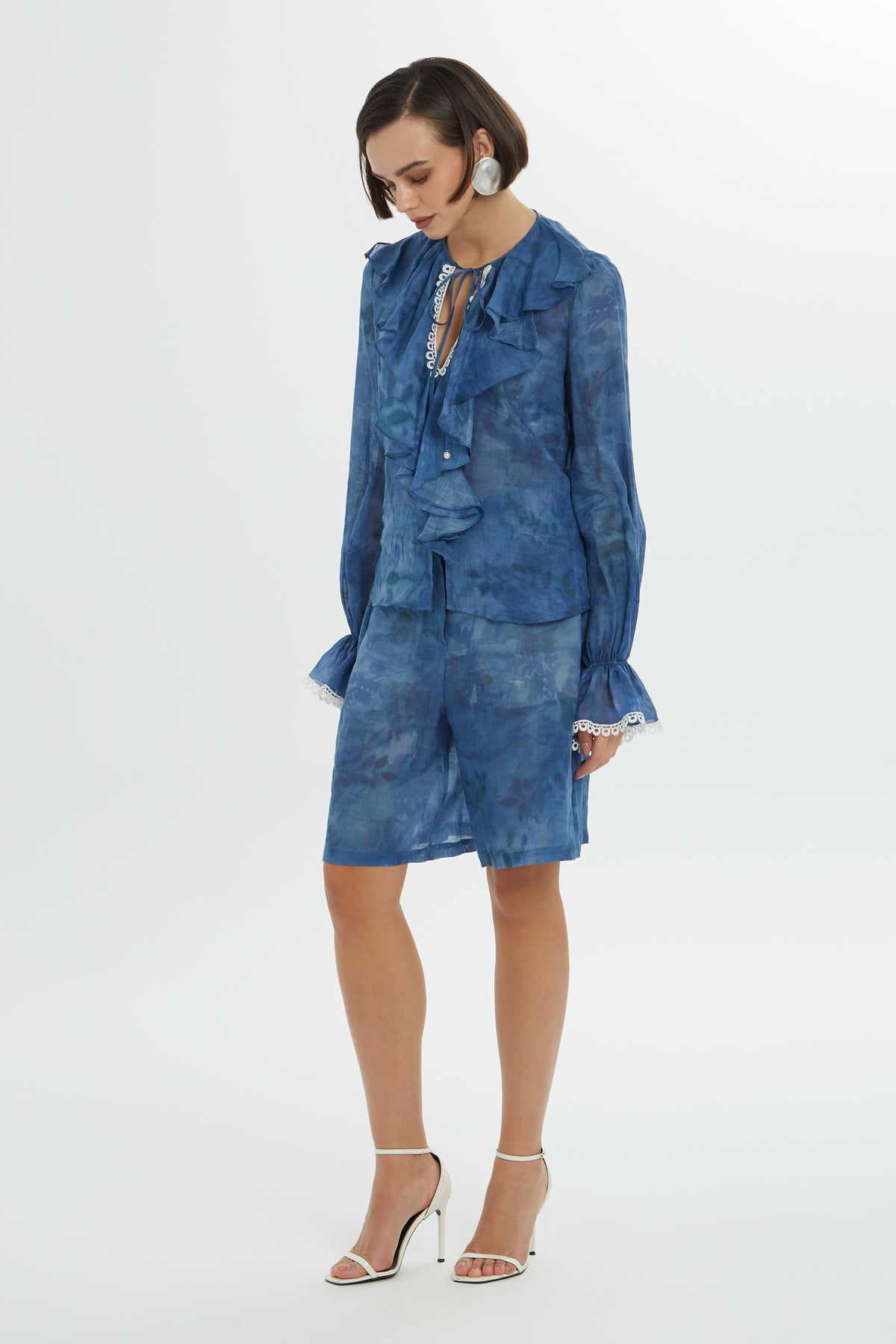 Yakası Fırfırlı Kol Ucu Şerit Aksesuar Detaylı Bluz