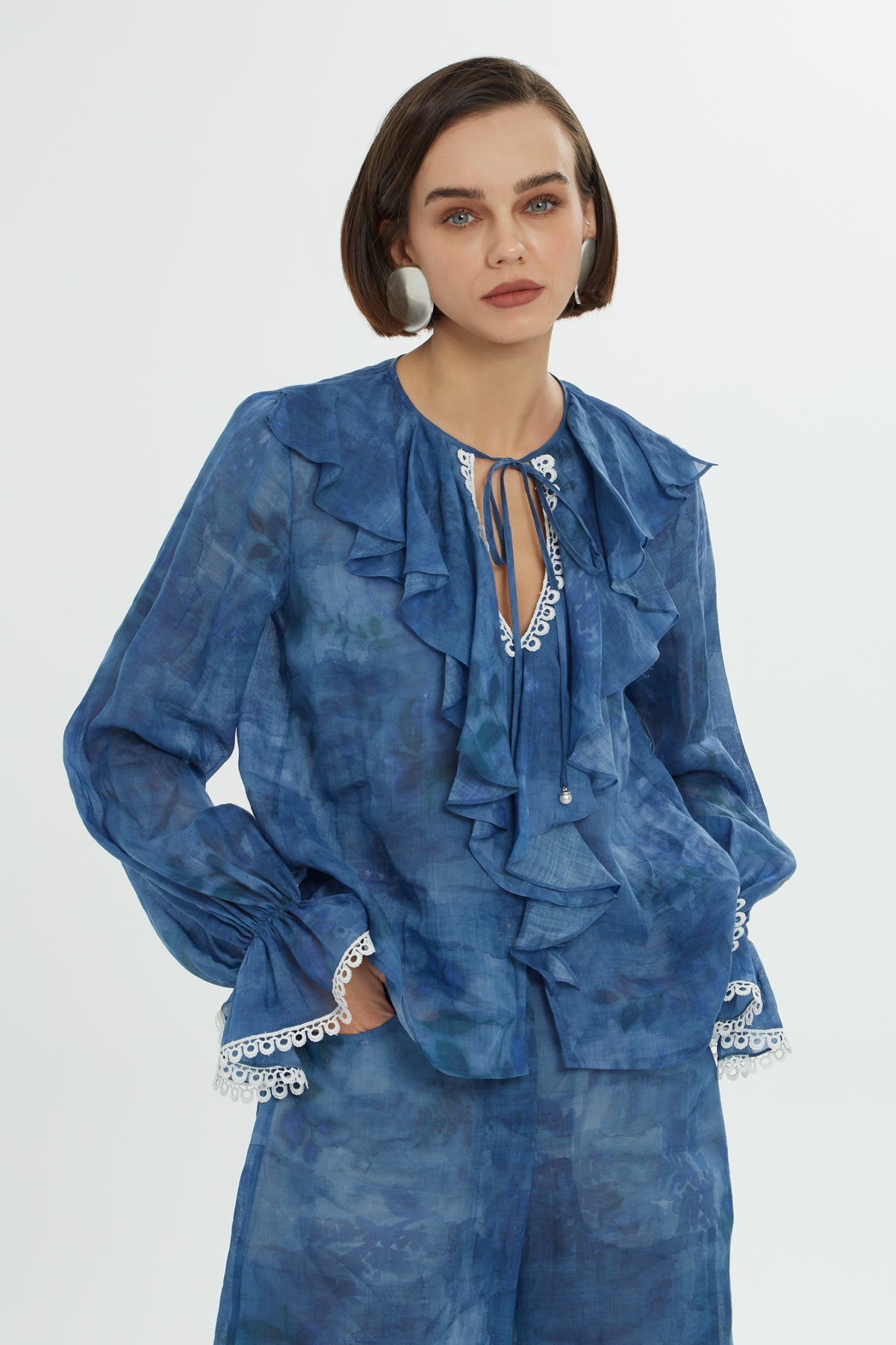 Yakası Fırfırlı Kol Ucu Şerit Aksesuar Detaylı Bluz