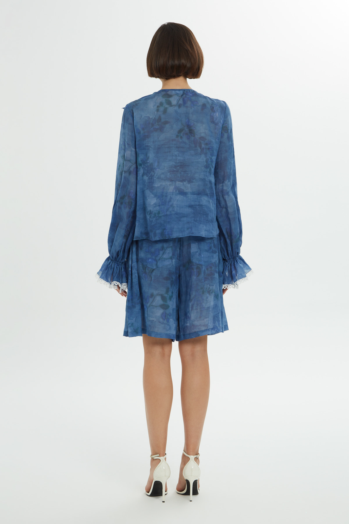 Yakası Fırfırlı Kol Ucu Şerit Aksesuar Detaylı Bluz