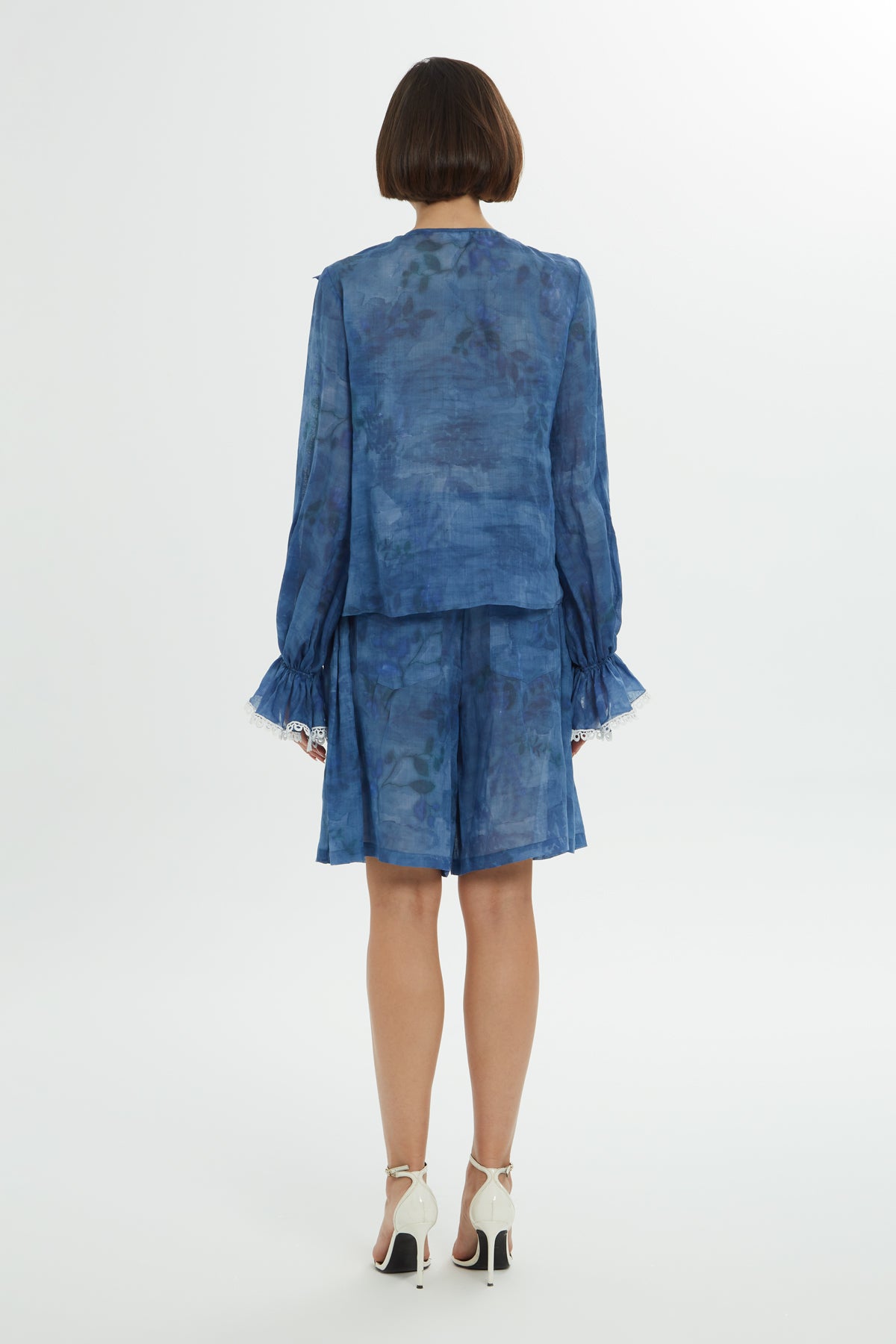 Yakası Fırfırlı Kol Ucu Şerit Aksesuar Detaylı Bluz