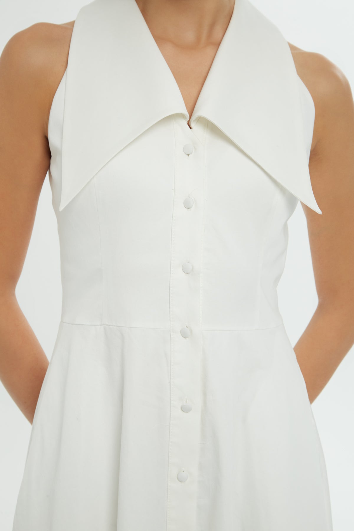 Belden Oturan Geniş Yakalı Elbise