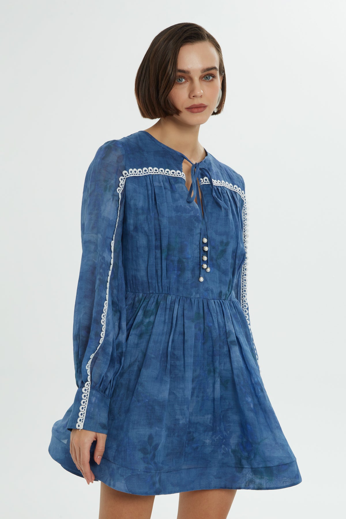 Dantel Aksesuarlı Kısa Elbise