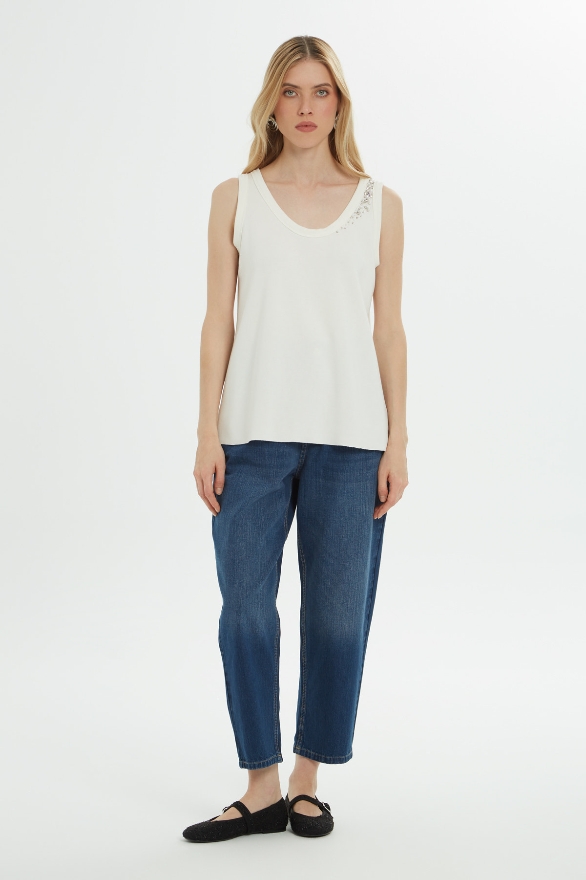 Boncuk İşlemeli Sıfır Kol Bluz