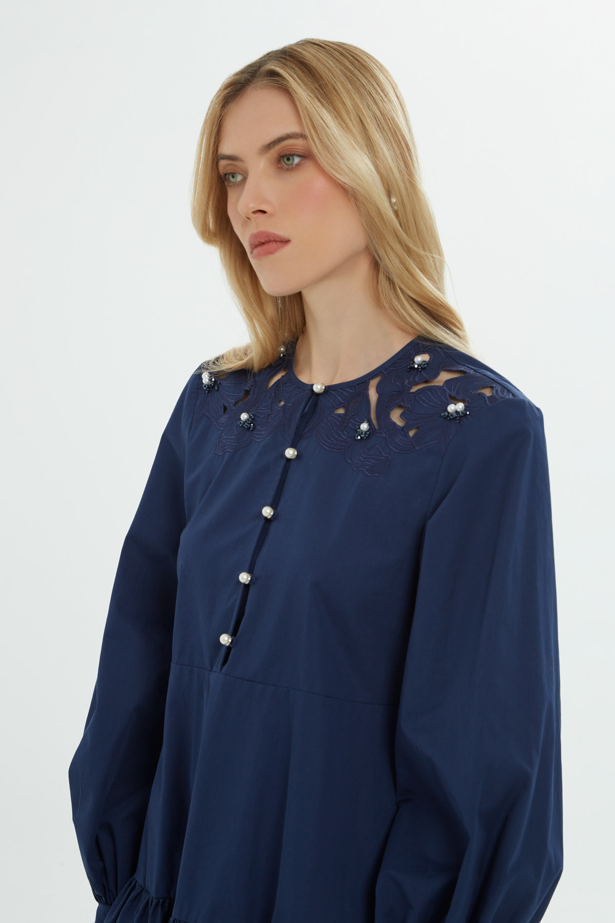 İnci Düğmeli Kısa Elbise