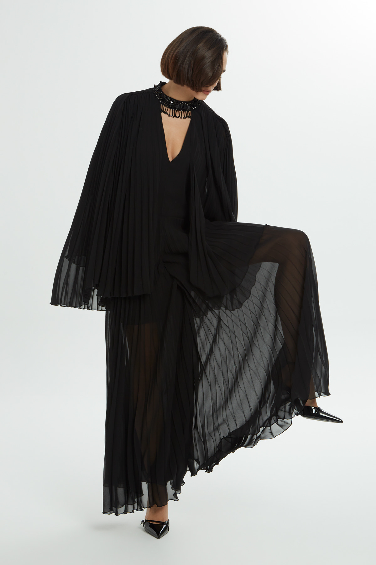 Pelerin Detaylı Piliseli Uzun Elbise