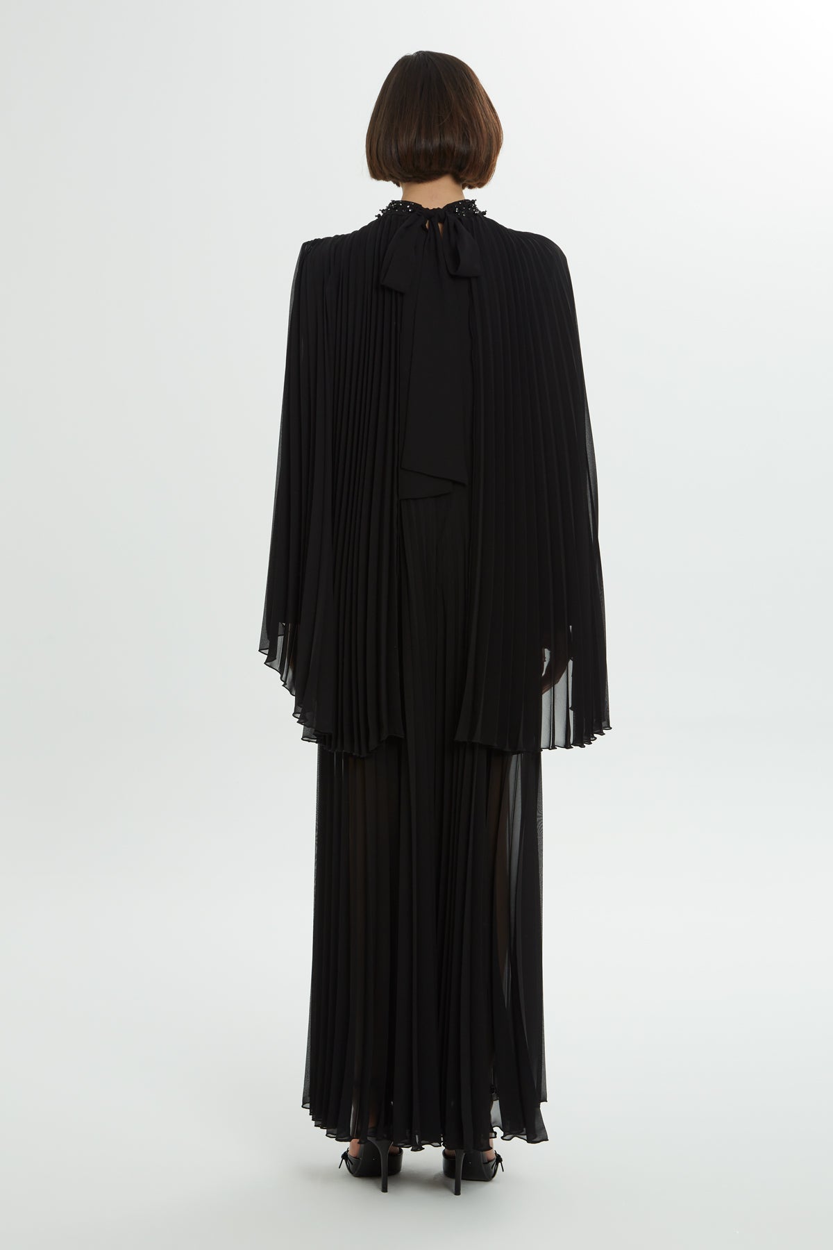 Pelerin Detaylı Piliseli Uzun Elbise