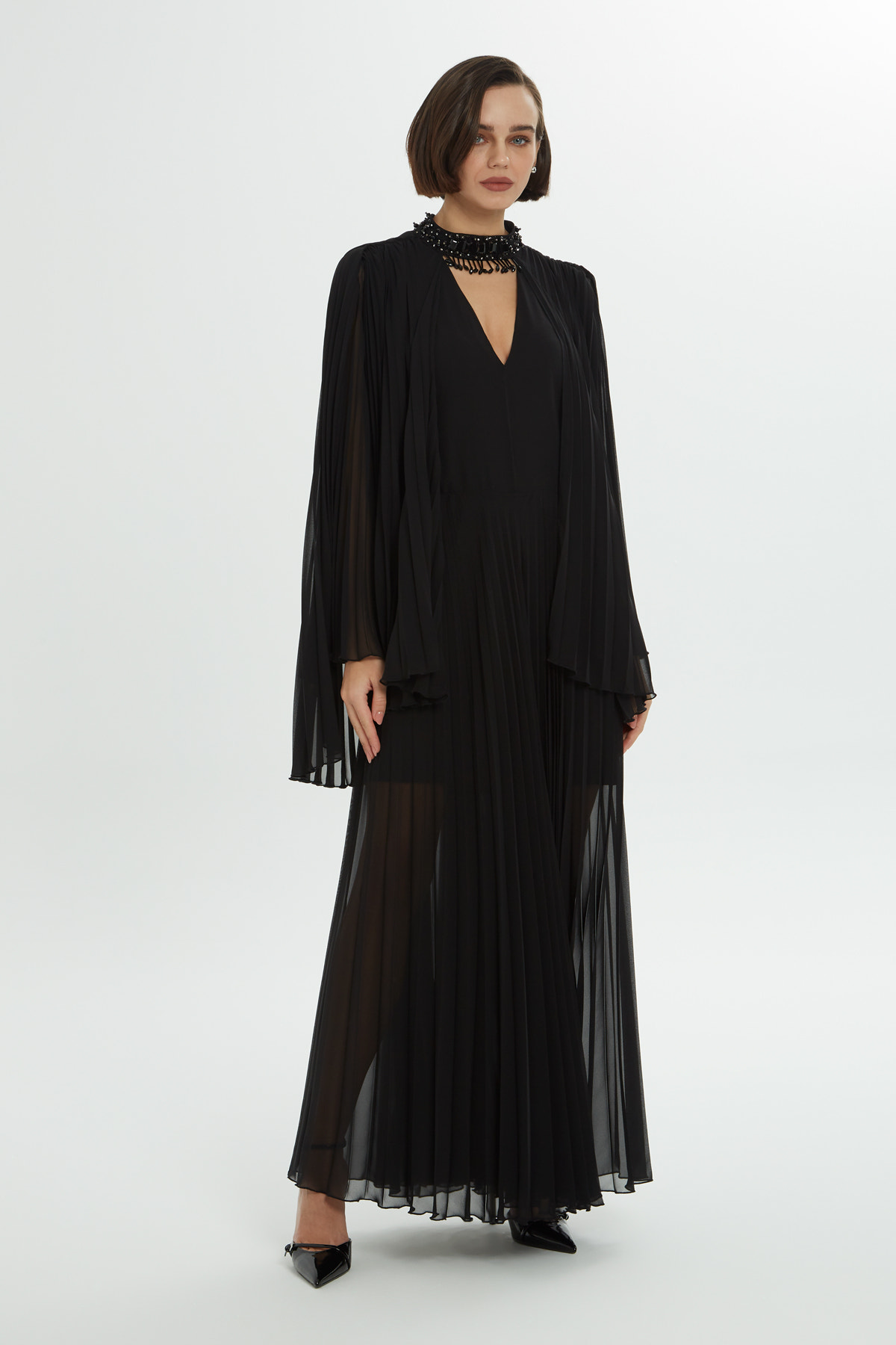Pelerin Detaylı Piliseli Siyah Uzun Elbise