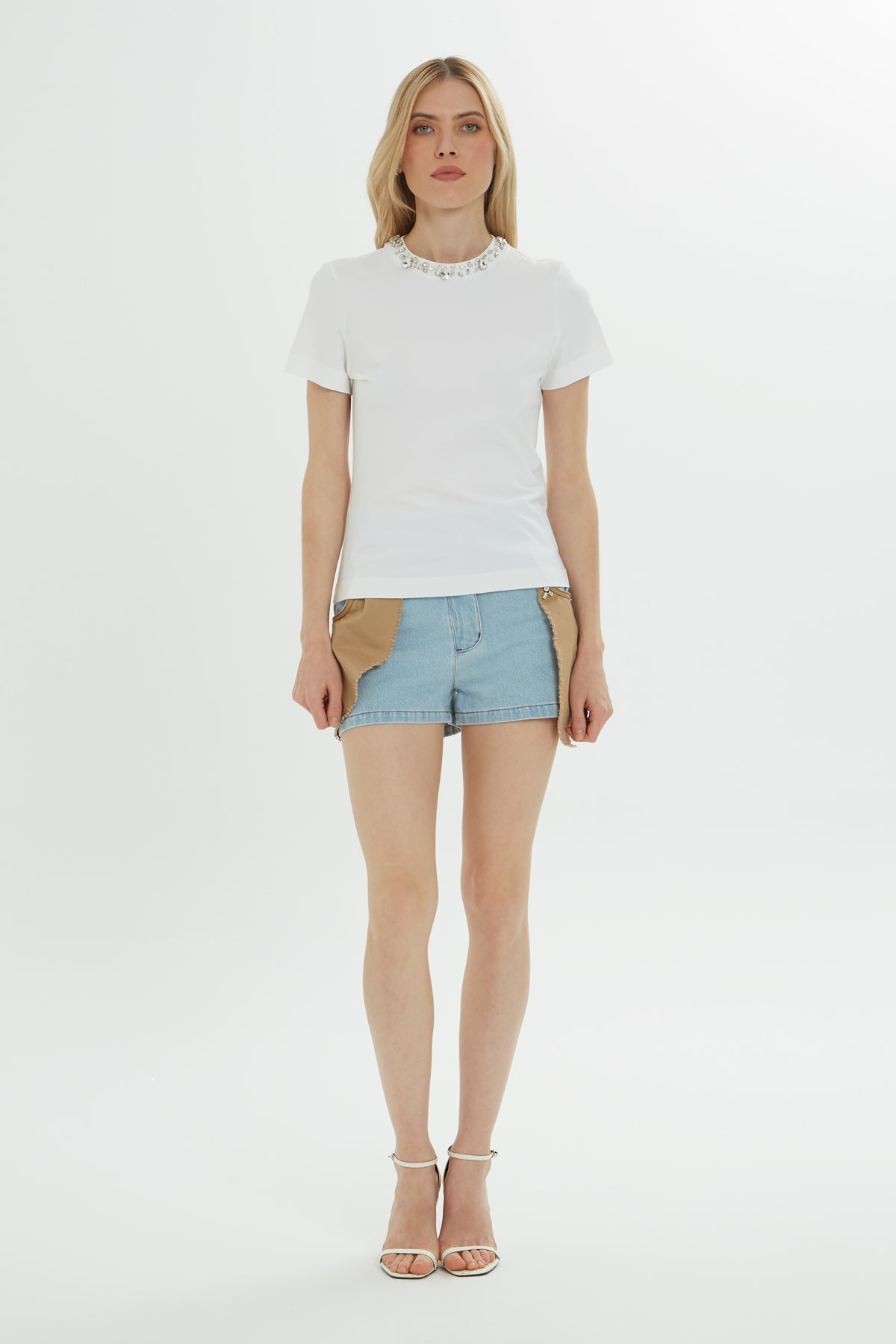 Yakası İşlemeli T-shirt