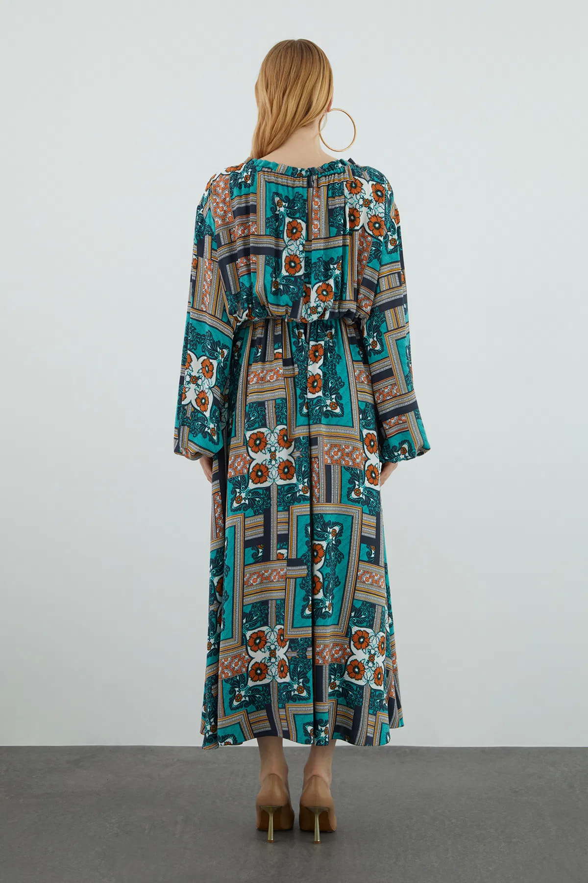 Yakası Fırfırlı Desenli Uzun Kloş Elbise