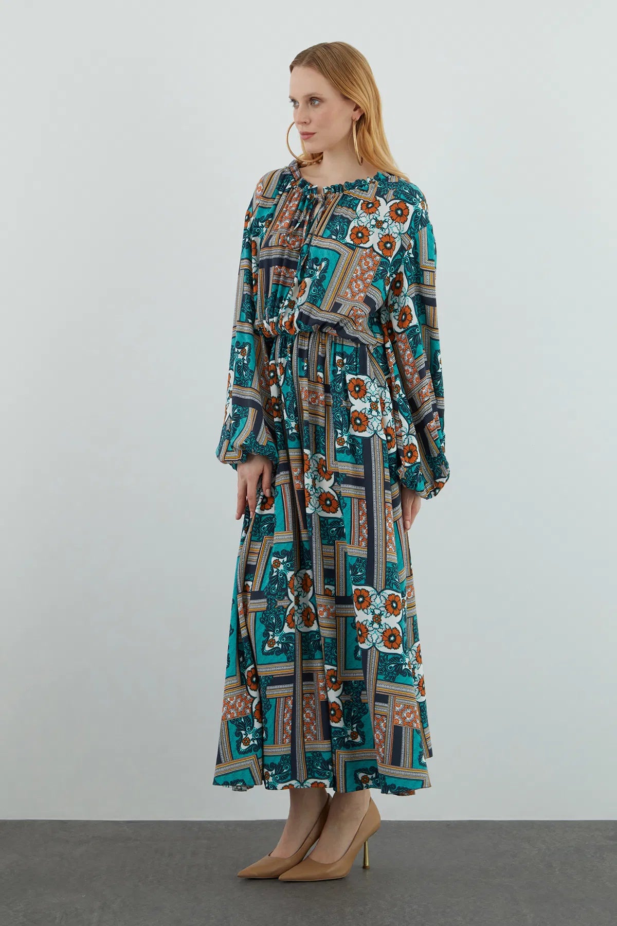 Yakası Fırfırlı Desenli Uzun Kloş Elbise