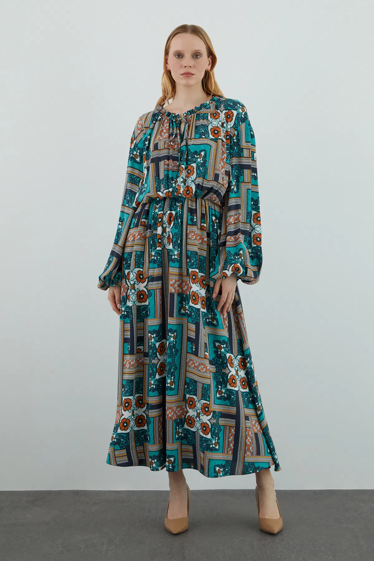 Yakası Fırfırlı Desenli Uzun Kloş Elbise