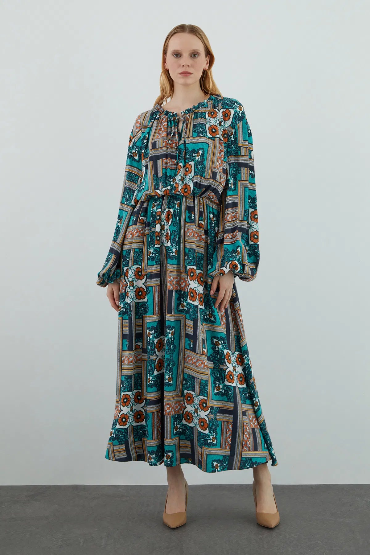 Yakası Fırfırlı Desenli Uzun Kloş Elbise