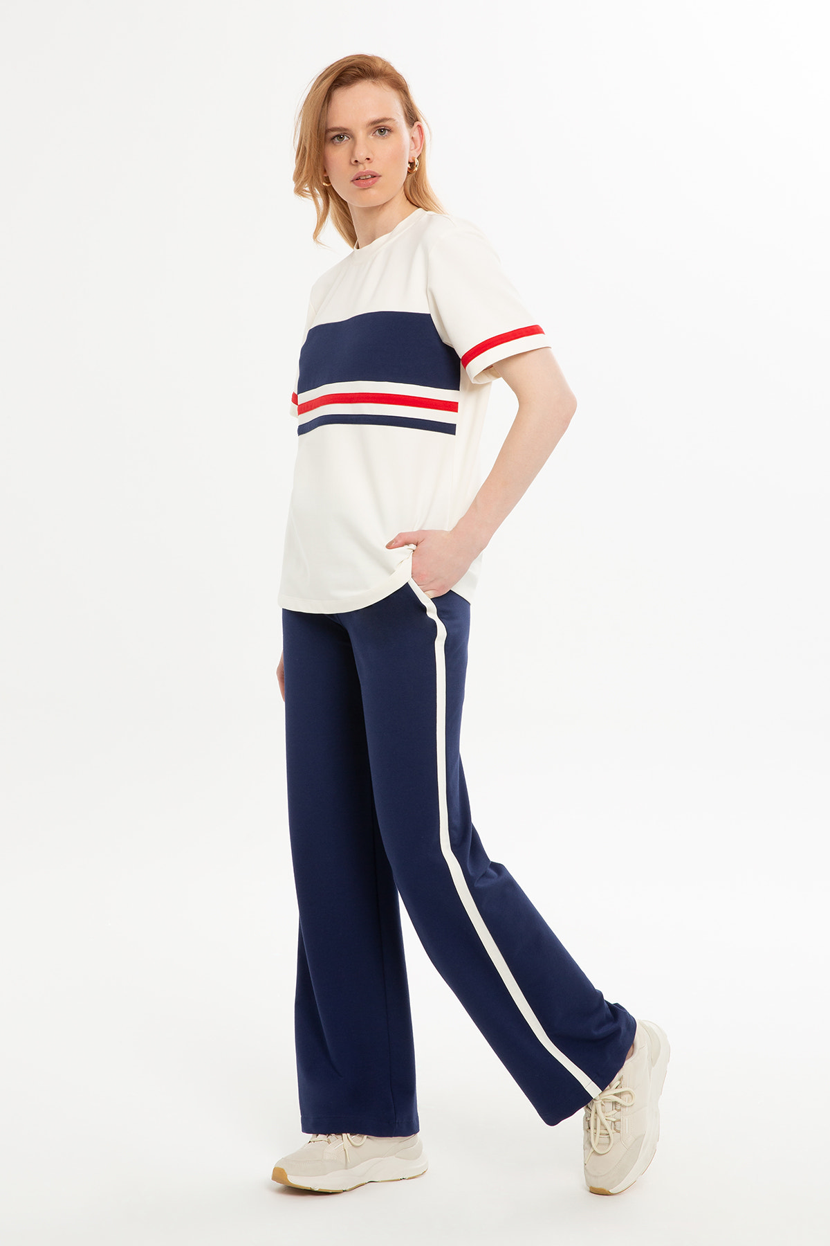 Çizgi Şerit Detaylı Eşofman Takımı