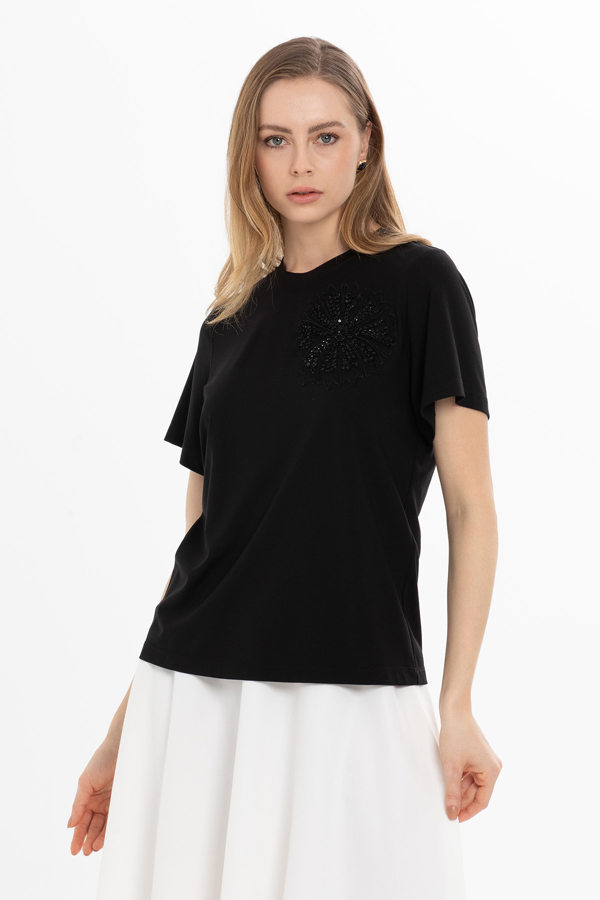 Çiçek Aksesuarlı Yarım Kol Bluz