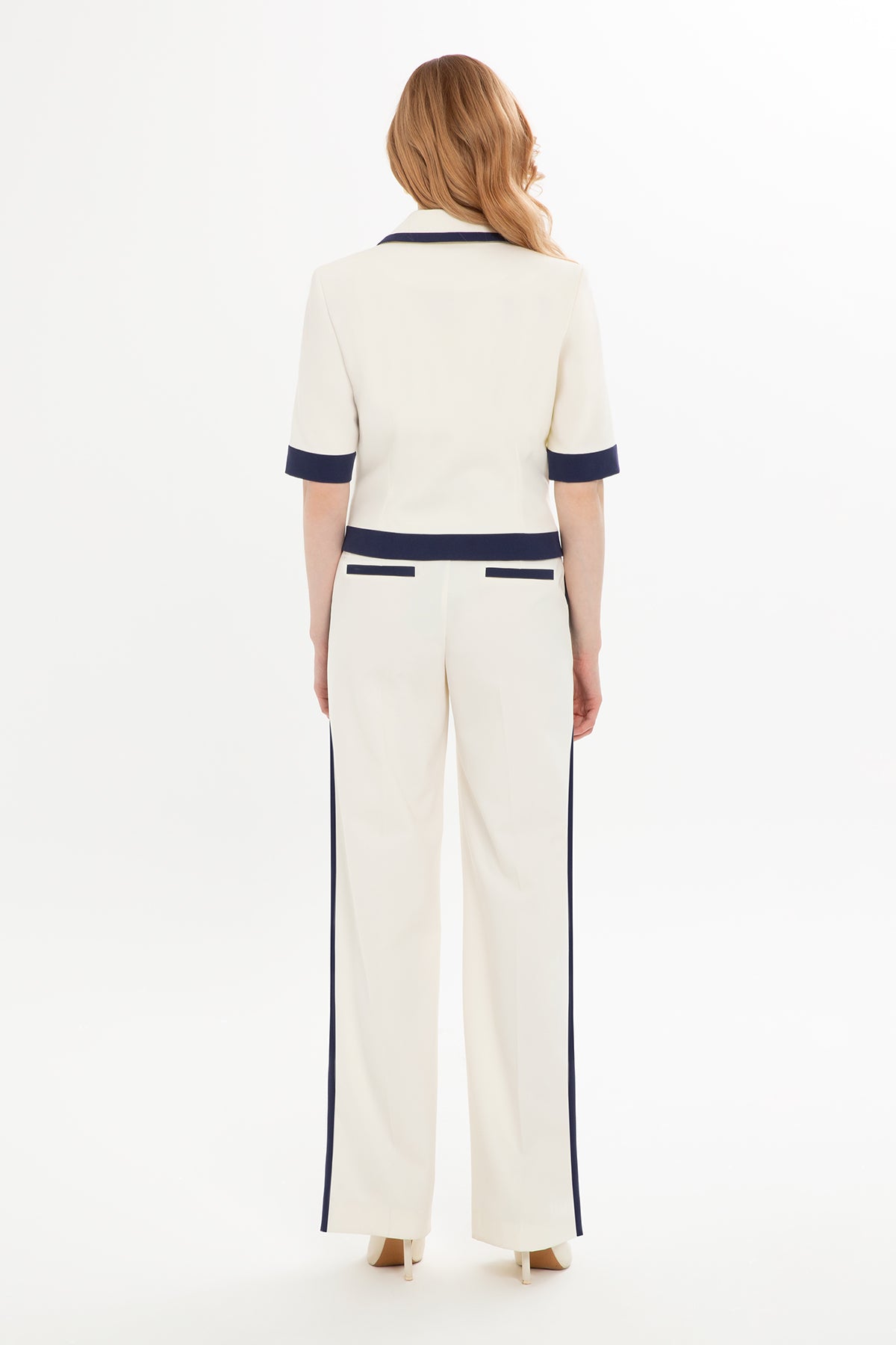 Yarım Kollu Kısa Ceket Ve Pantolonlu Takım