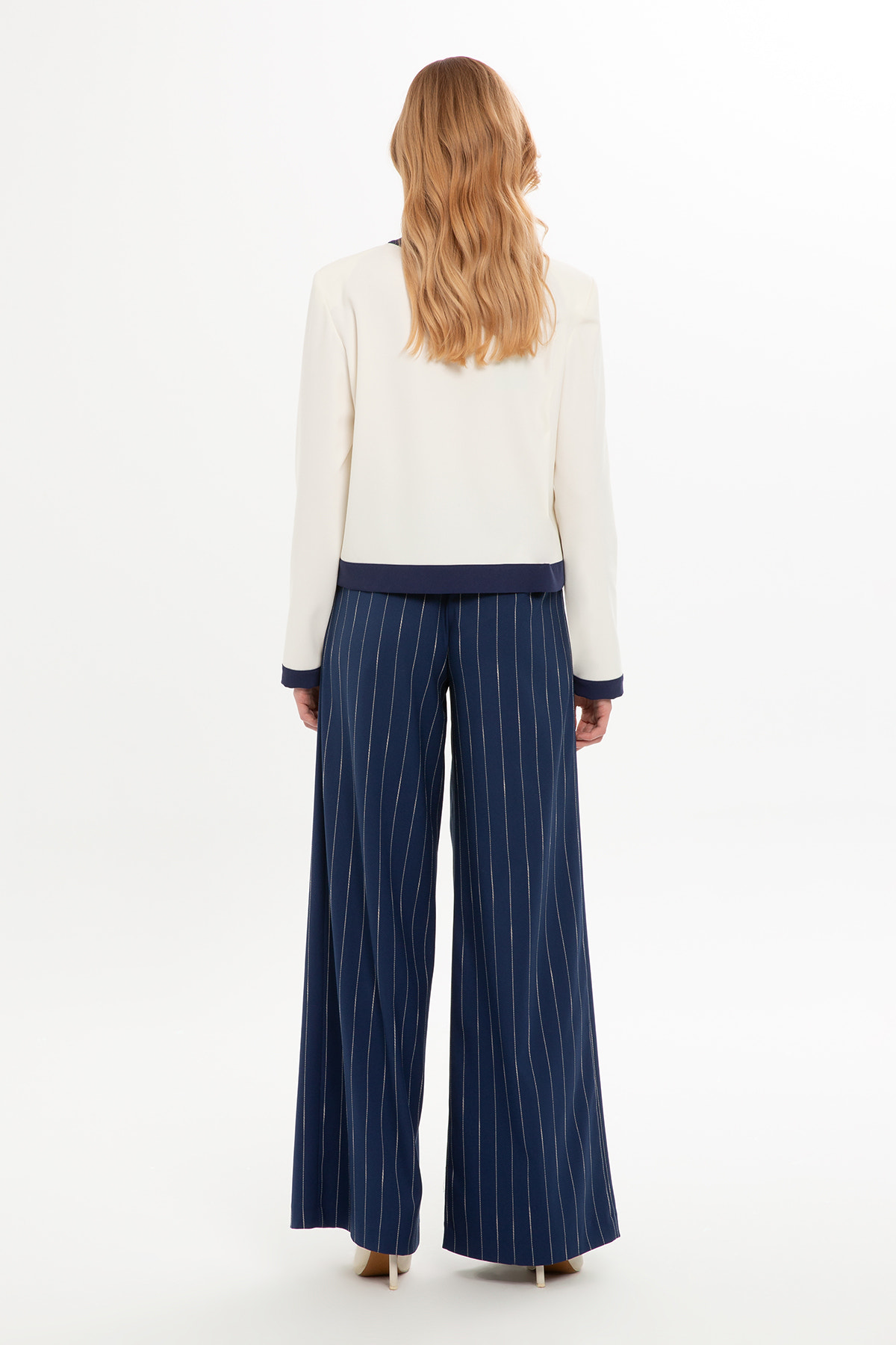 Yuvarlak Yaka Ceket Ve Pileli Pantolonlu Takım