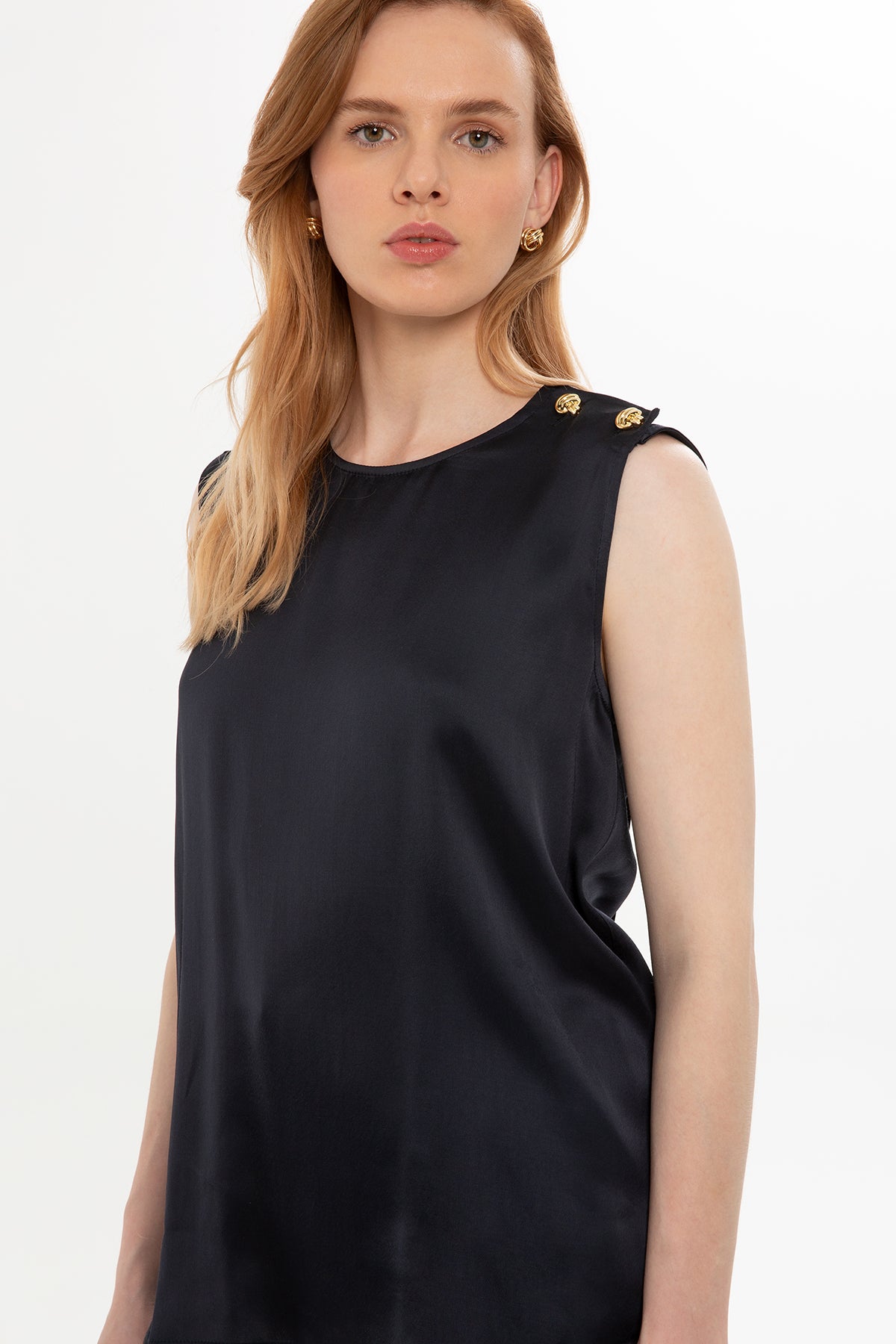 Sırt Detaylı Kolsuz Bluz