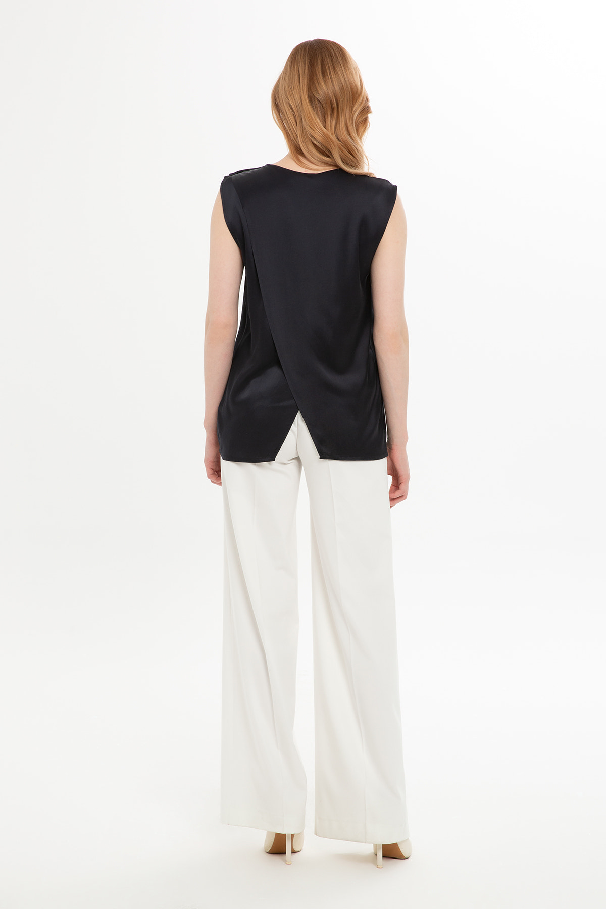 Sırt Detaylı Kolsuz Bluz