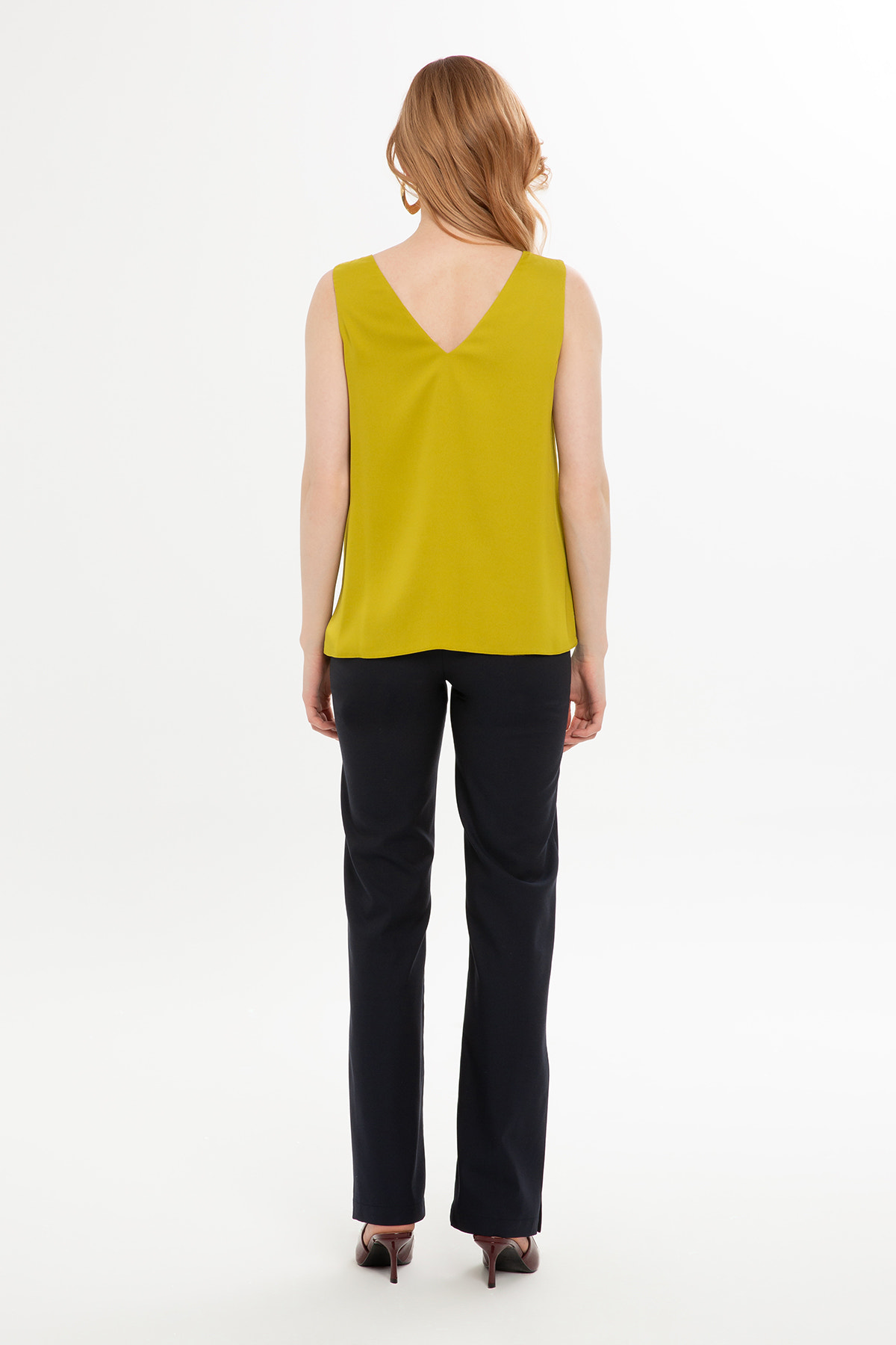 V Yaka Dökümlü Saten Kolsuz Bluz