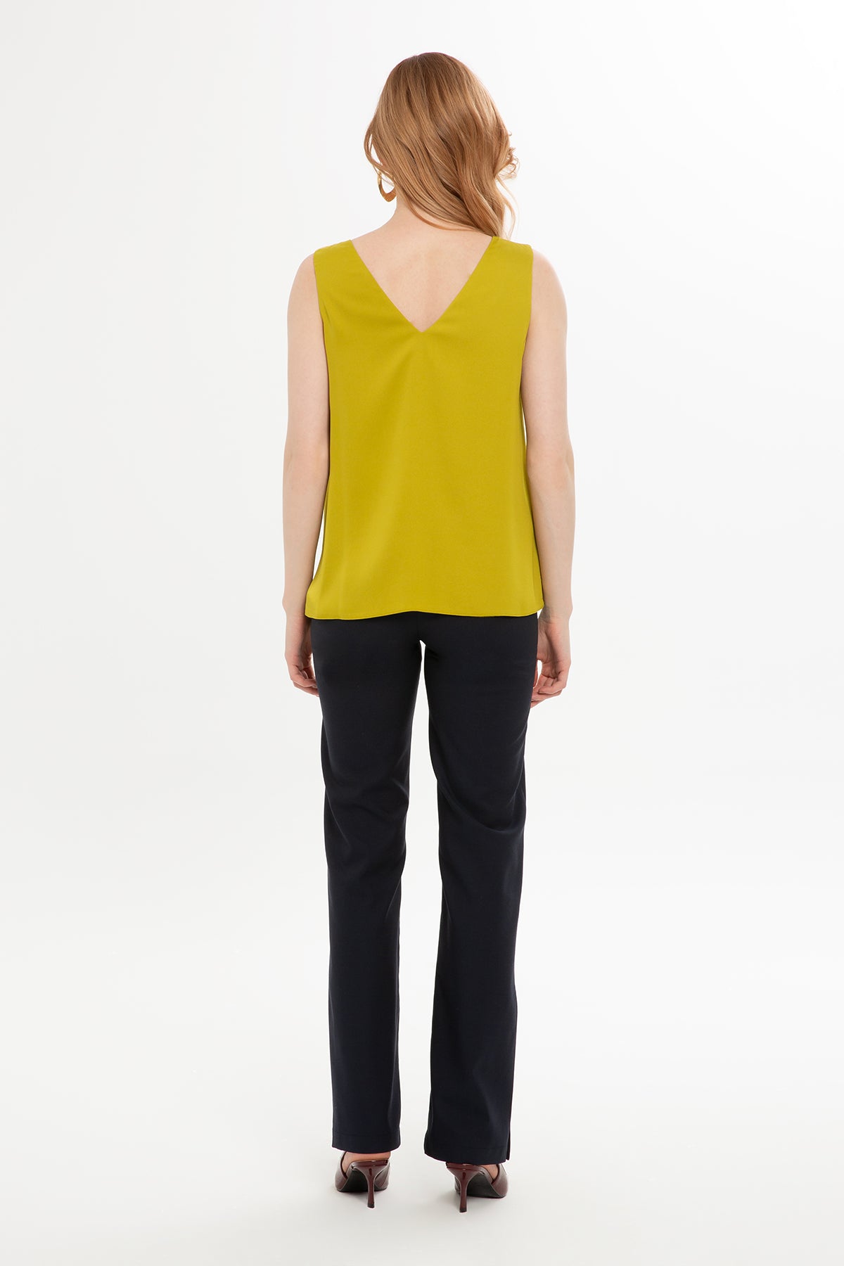 V Yaka Dökümlü Saten Kolsuz Bluz