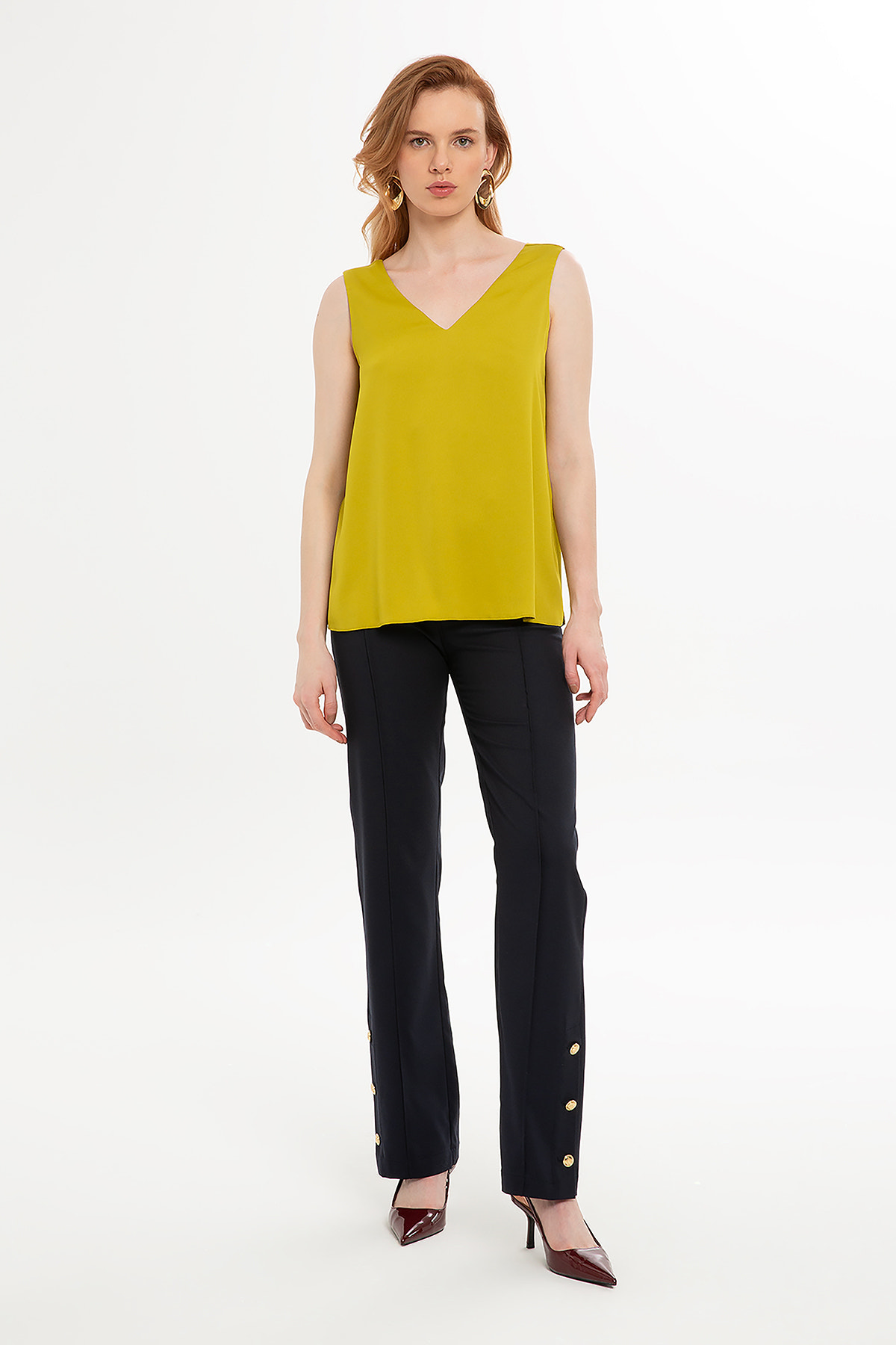 V Yaka Dökümlü Saten Kolsuz Bluz