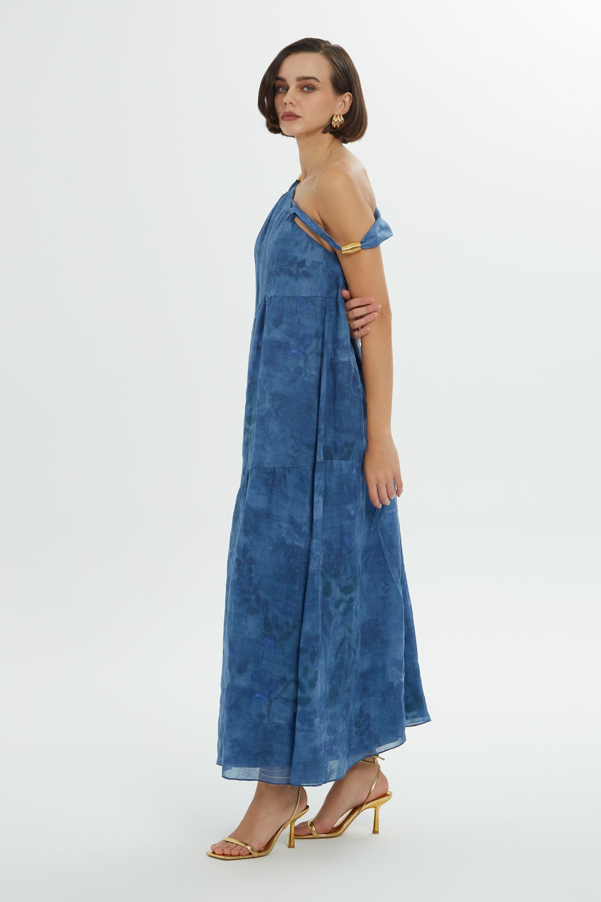 Omzu Aksesuarlı Uzun Elbise