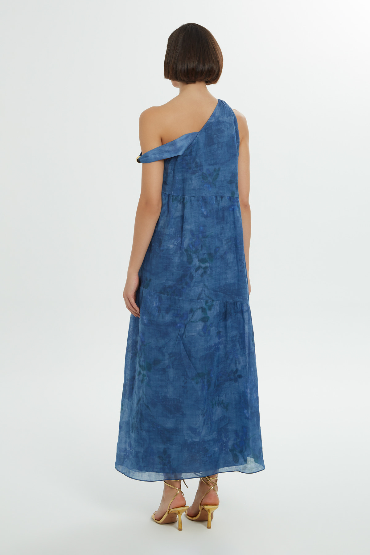 Omzu Aksesuarlı Uzun Elbise