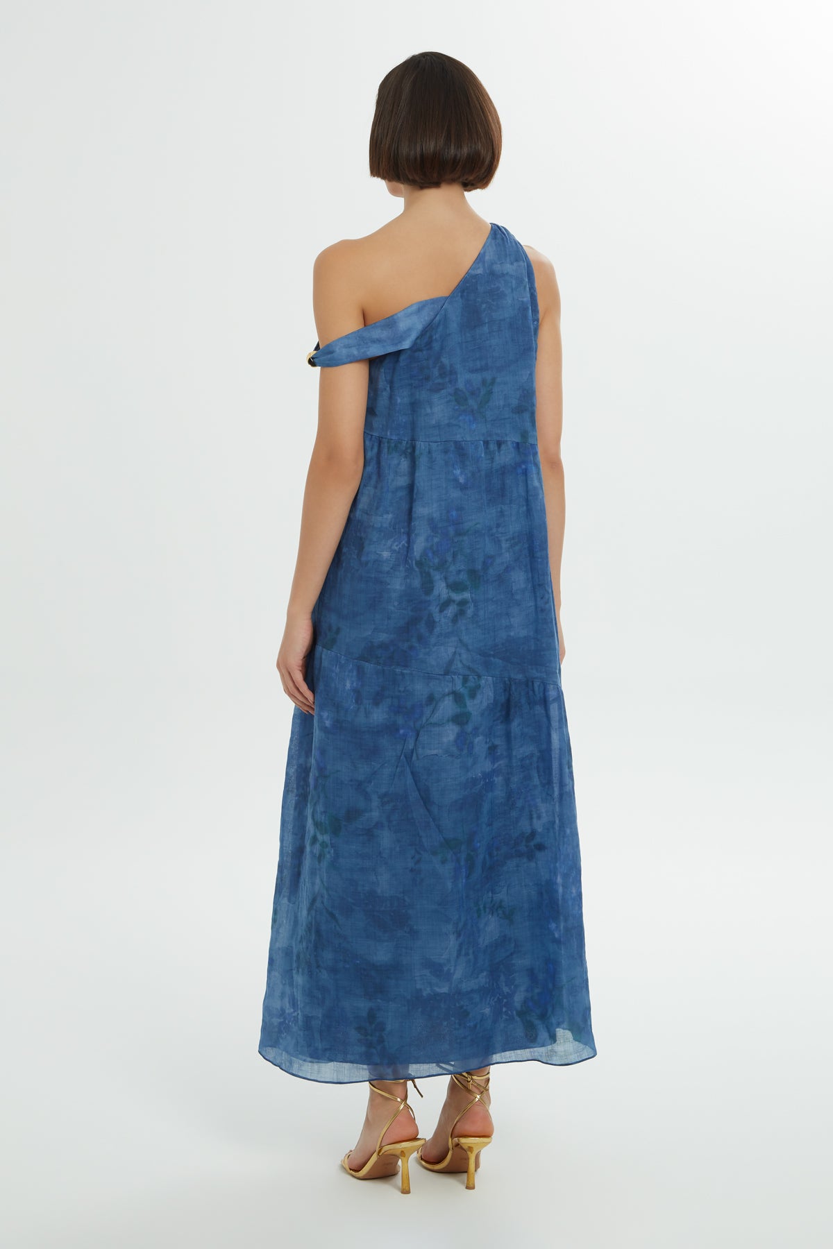 Omzu Aksesuarlı Uzun Elbise