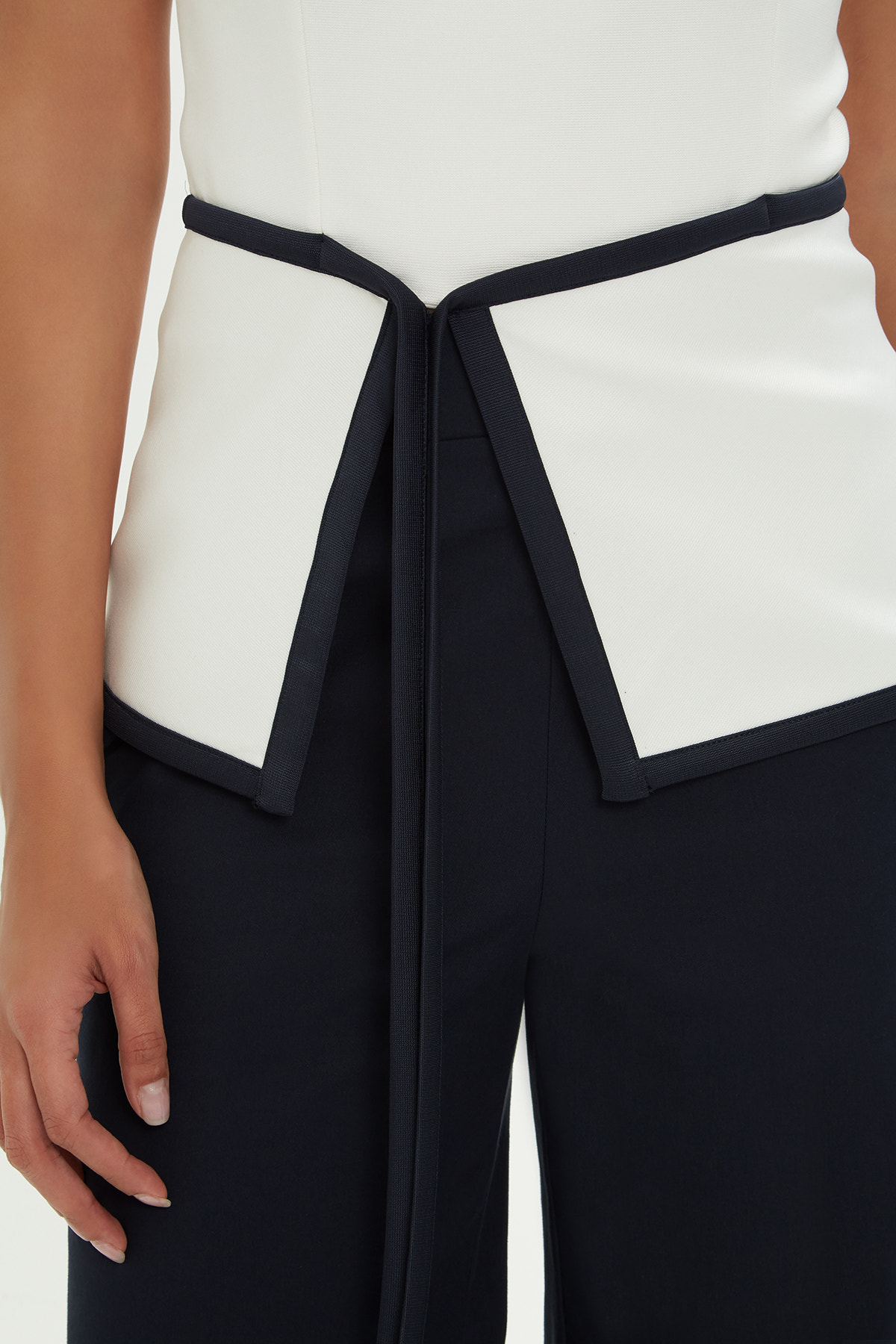 Yırtmaç Detaylı Bağlamalı Bluz