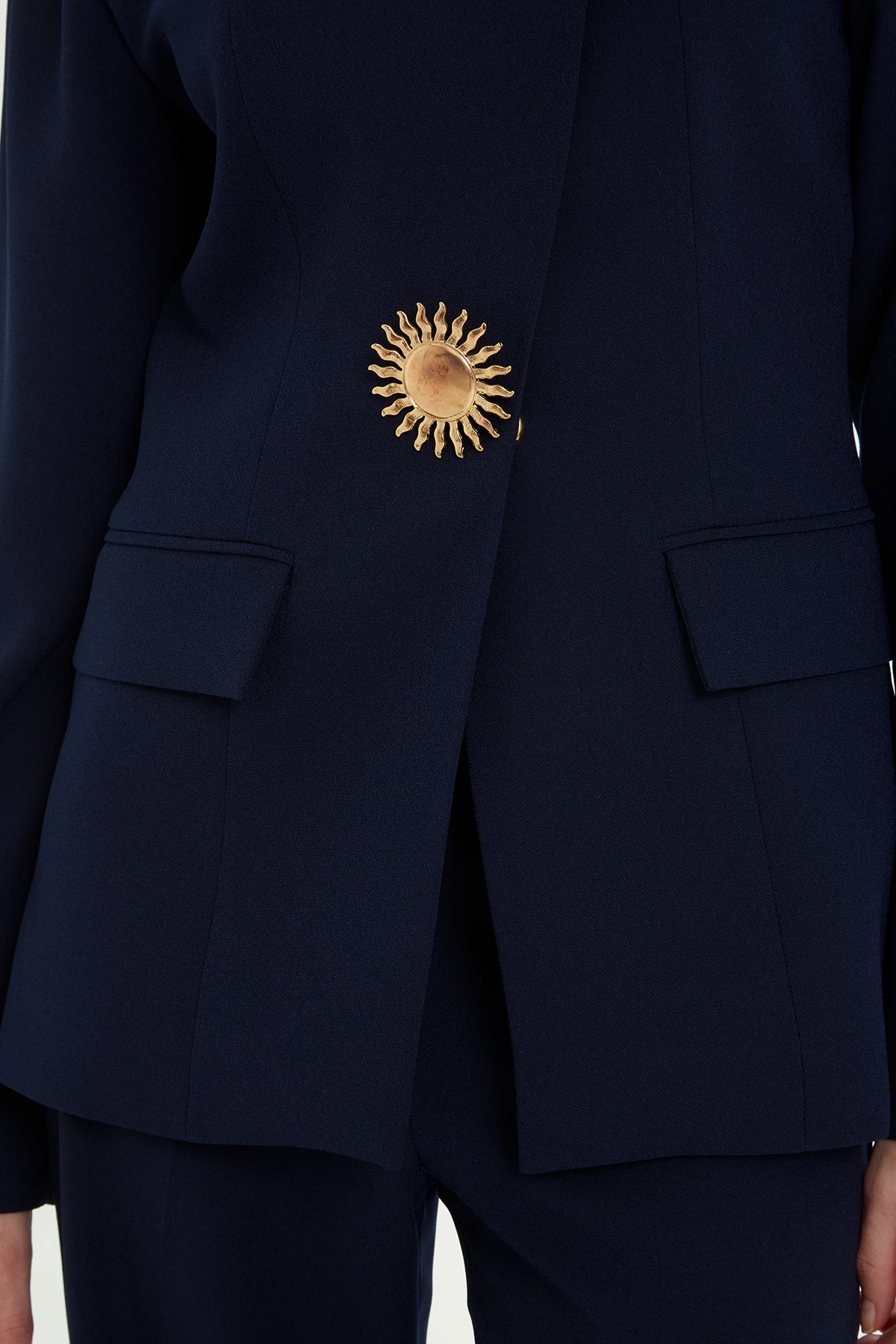 Kruvaze Kapamalı Broşlu Ceket