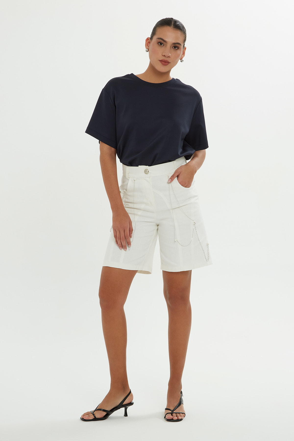 Zincir Aksesuarlı Şort