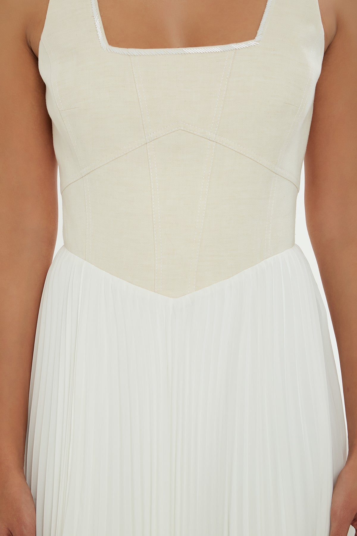 Yaka Piliseli Asimetrik Etekli Kemik Uzun Elbise