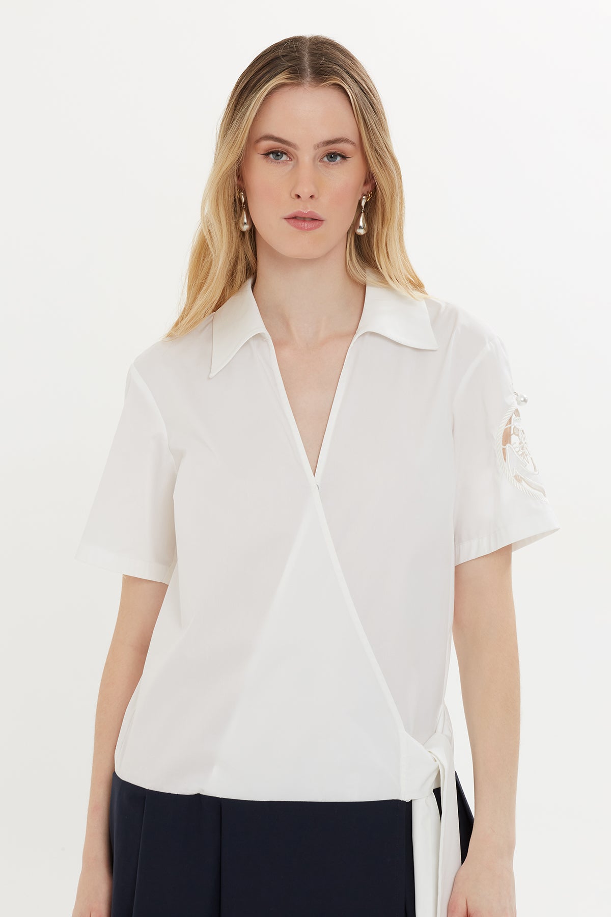 Kolu Nakışlı Kısa Elbise