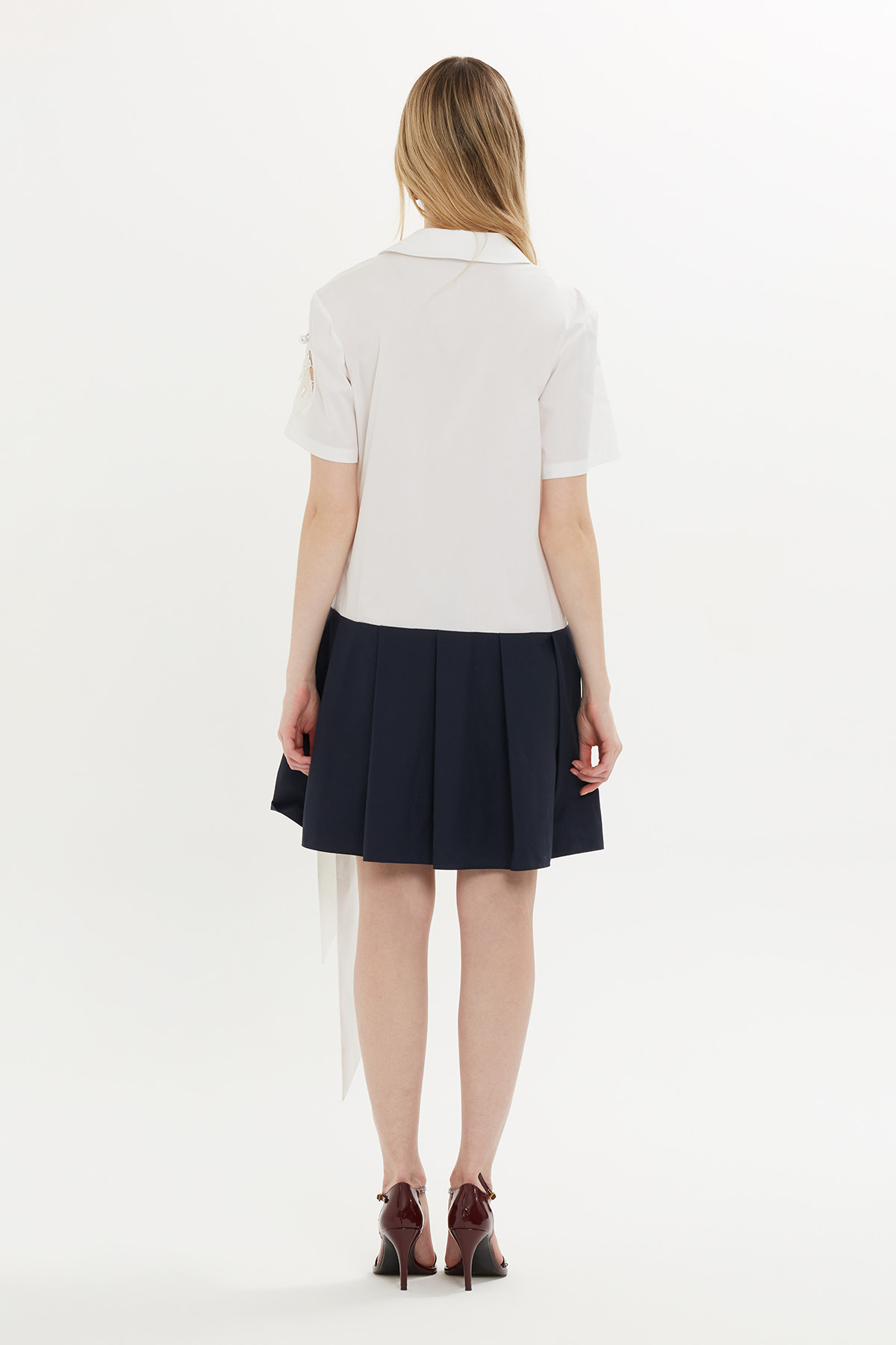 Kolu Nakışlı Kısa Elbise