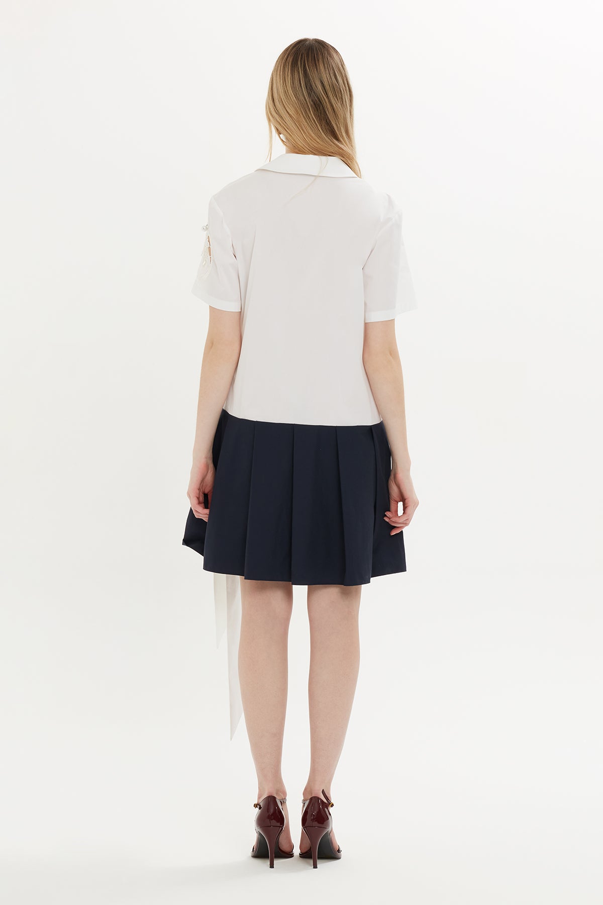 Kolu Nakışlı Kısa Elbise