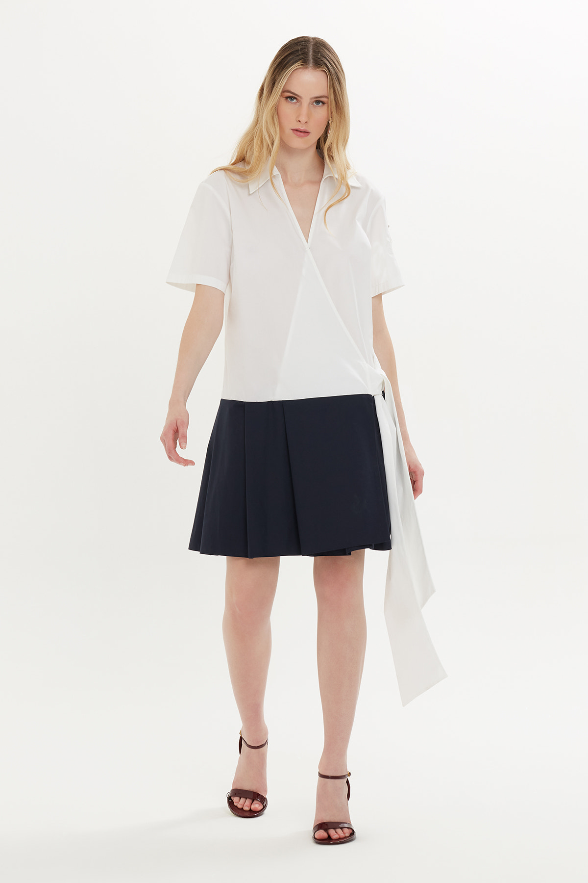 Kolu Nakışlı Kısa Elbise