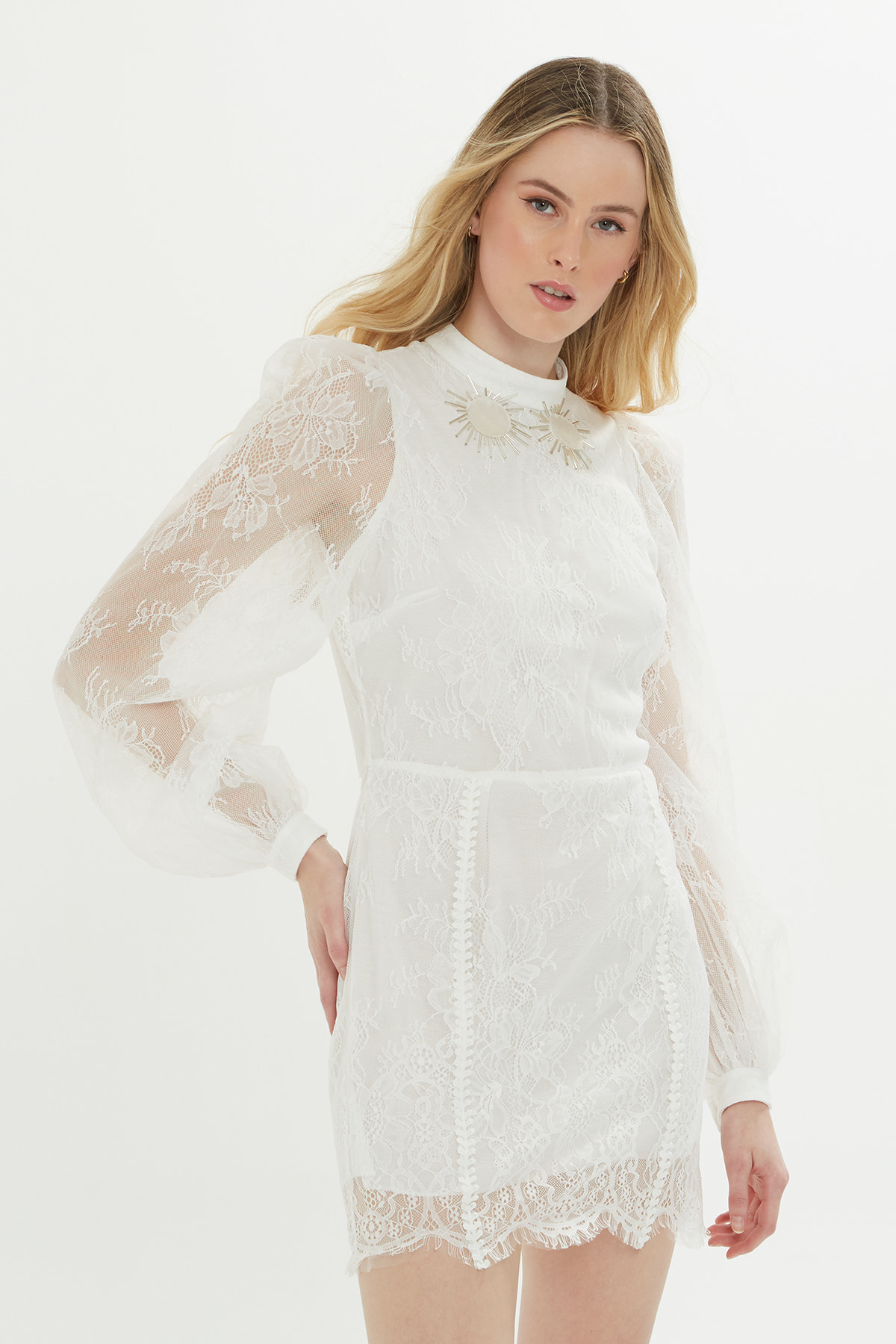 Yakası İşlemeli Dantel Kumaş Kısa Elbise