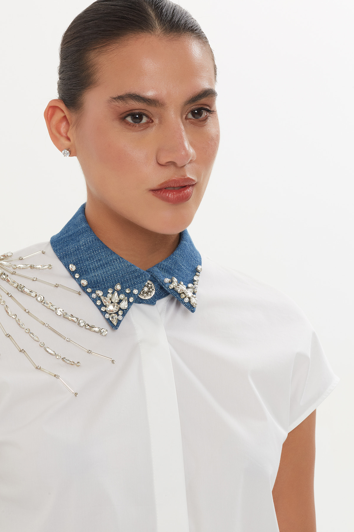 Denim Kumaştan İşlemeli Yaka