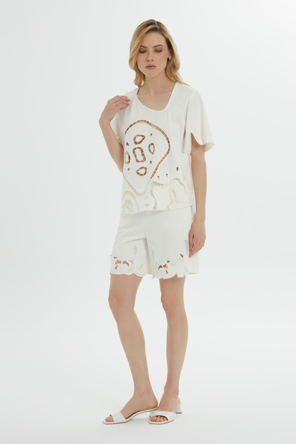 Asimetrik Yaka Delik Detaylı Bluz